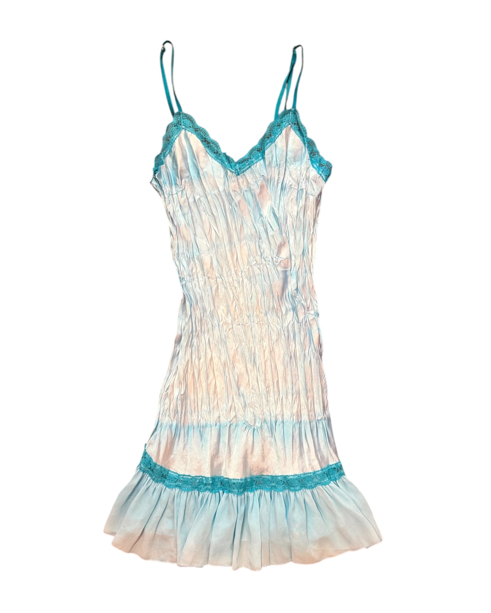 Mazette Vintage Club vous propose une robe tie die bleu vintage Made In France "mermaid core".
Mazette est une friperie basée sur Paris et Bordeaux qui vous propose une sélection Y2K et de vintage intemporel. Cette pièce est disponible sur le site internet www.mazettevintageclub.com mais également à la friperie bordelaise Canaille Vintage située au 39 rue des Bahutiers dans le quartier Saint-Pierre, à l’occasion de la sortie de la collection Jelly qui se fait en collaboration avec les deux marques.