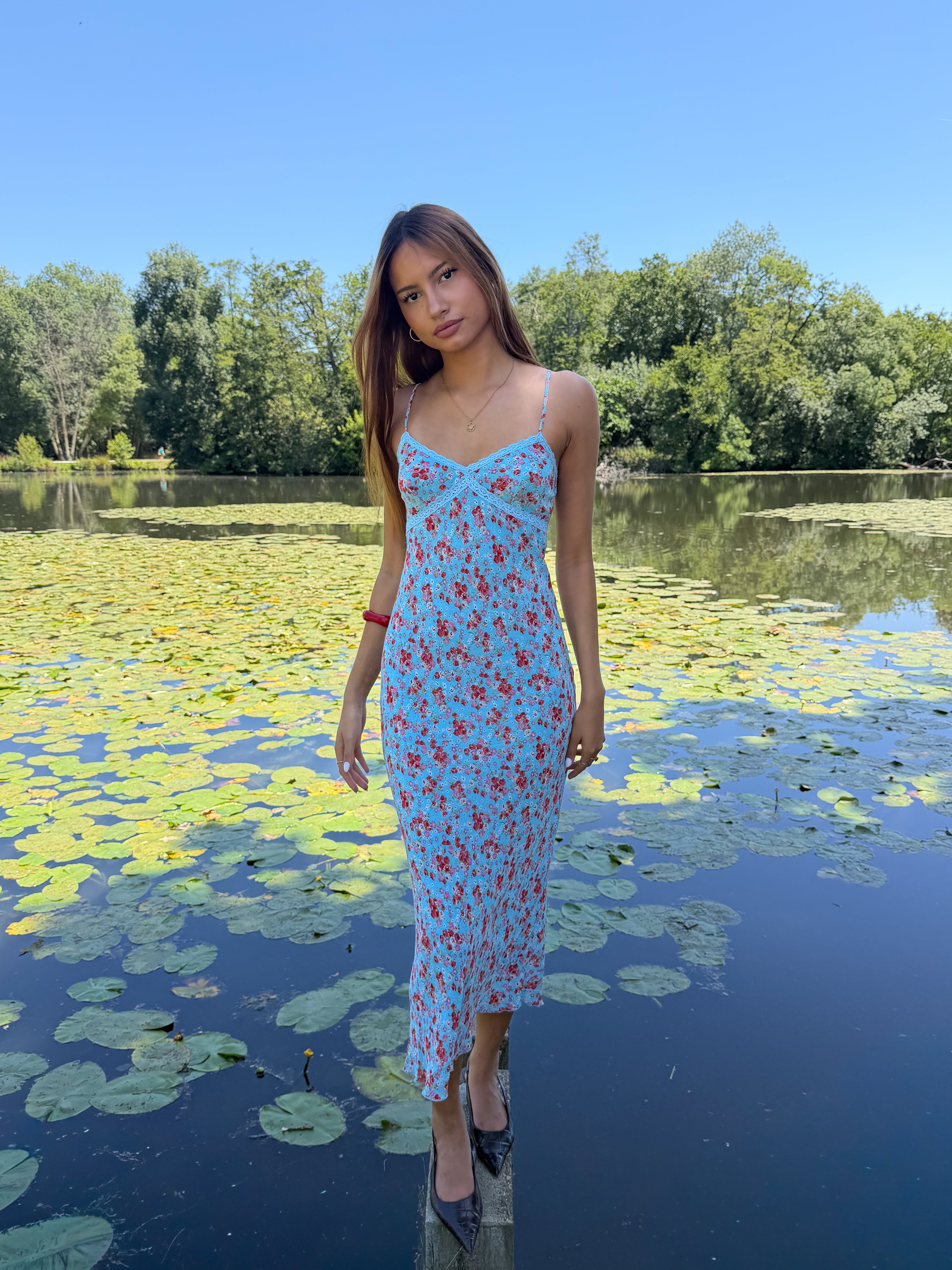 Mazette Vintage Club vous propose une longue robe vintage bleue turquoise. Cette robe en taille 38 est une pièce parfaite pour la saison des mariages, anniversaires et cérémonies.
Mazette est une friperie basée sur Paris et Bordeaux qui vous propose une sélection Y2K et de vintage intemporel. Cette pièce est disponible exclusivement sur le site internet www.mazettevintageclub.com à l’occasion du second drop internet de la boutique.