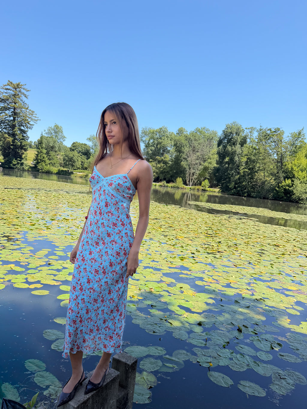 Mazette Vintage Club vous propose une longue robe vintage bleue turquoise. Cette robe en taille 38 est une pièce parfaite pour la saison des mariages, anniversaires et cérémonies.
Mazette est une friperie basée sur Paris et Bordeaux qui vous propose une sélection Y2K et de vintage intemporel. Cette pièce est disponible exclusivement sur le site internet www.mazettevintageclub.com à l’occasion du second drop internet de la boutique.