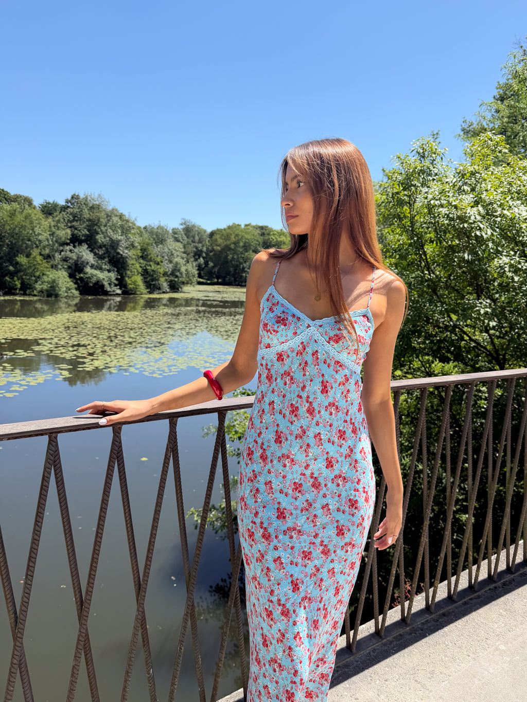 Mazette Vintage Club vous propose une longue robe vintage bleue turquoise. Cette robe en taille 38 est une pièce parfaite pour la saison des mariages, anniversaires et cérémonies.
Mazette est une friperie basée sur Paris et Bordeaux qui vous propose une sélection Y2K et de vintage intemporel. Cette pièce est disponible exclusivement sur le site internet www.mazettevintageclub.com à l’occasion du second drop internet de la boutique.