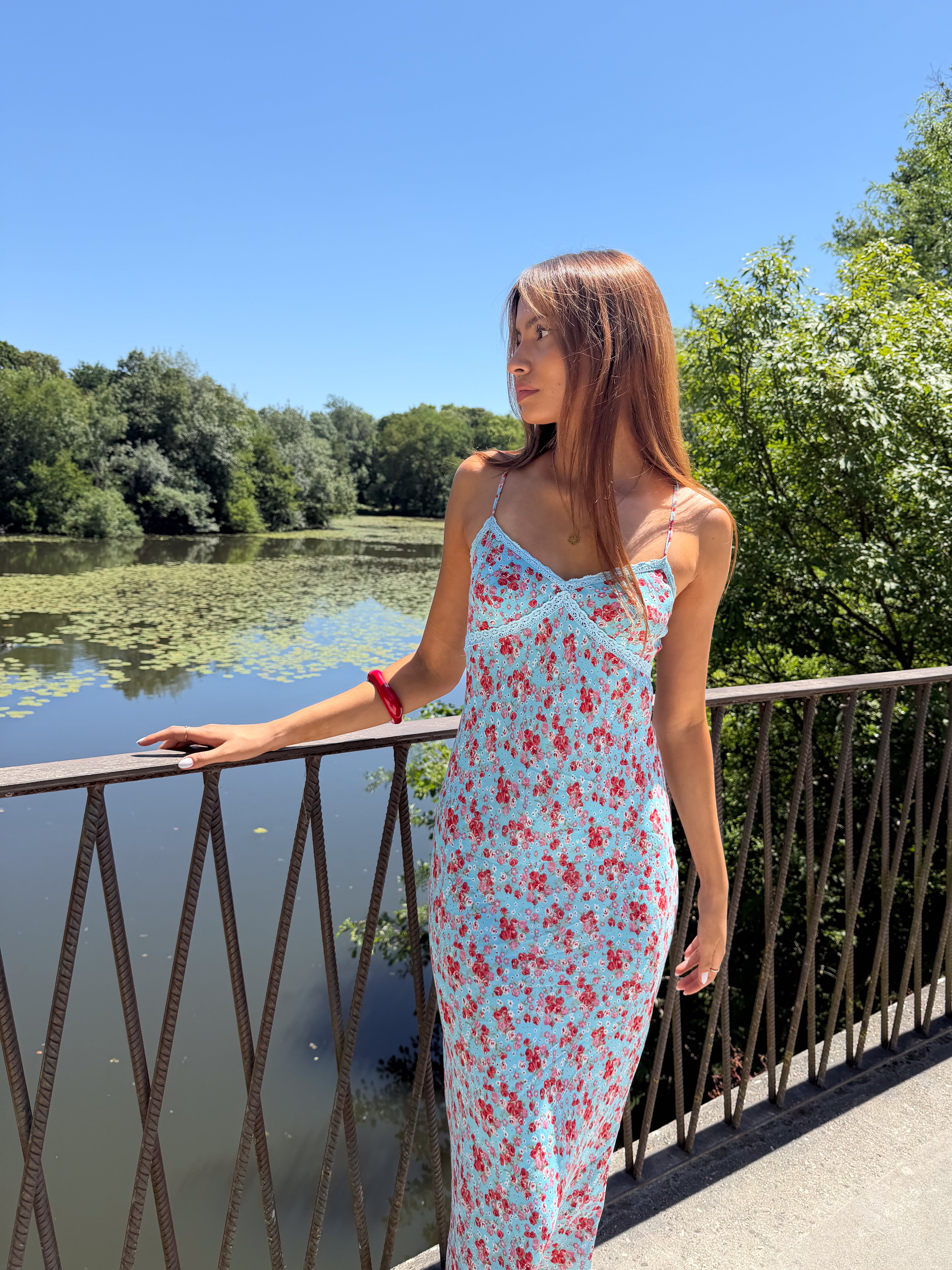 Mazette Vintage Club vous propose une longue robe vintage bleue turquoise. Cette robe en taille 38 est une pièce parfaite pour la saison des mariages, anniversaires et cérémonies.
Mazette est une friperie basée sur Paris et Bordeaux qui vous propose une sélection Y2K et de vintage intemporel. Cette pièce est disponible exclusivement sur le site internet www.mazettevintageclub.com à l’occasion du second drop internet de la boutique.