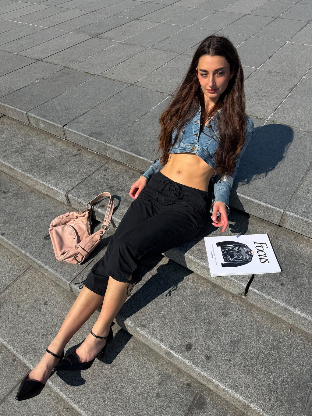 Mazette Vintage Club vous propose un pantalon capri. La pantacourt a été séléctionné pour son potentiel dans un dressing premium. 
Mazette est une friperie basée sur Paris et Bordeaux qui vous propose une séléction Y2K et de vintage intemporel. Cette pièce est disponible exclusivement sur le site internet www.mazettevintageclub.com à l’occasion du premier drop internet de la boutique.