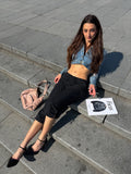 Mazette Vintage Club vous propose un pantalon capri. La pantacourt a été séléctionné pour son potentiel dans un dressing premium. 
Mazette est une friperie basée sur Paris et Bordeaux qui vous propose une séléction Y2K et de vintage intemporel. Cette pièce est disponible exclusivement sur le site internet www.mazettevintageclub.com à l’occasion du premier drop internet de la boutique.