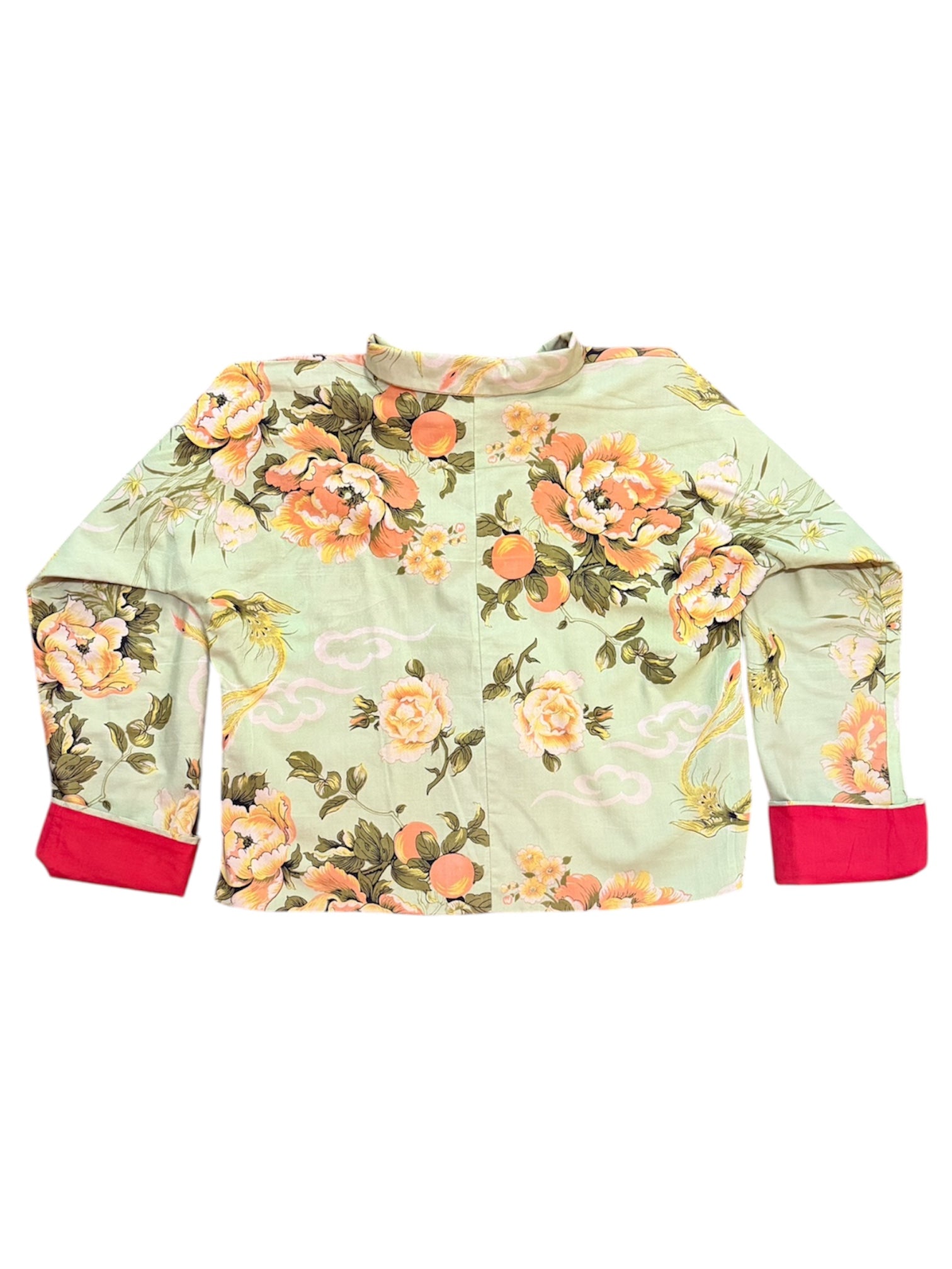 Mazette Vintage Club vous propose un chemiser en lin aux inspirations des vestes chinoises avec ses fermetures à brandebourgs. Le chemisier a été séléctionné pour son potentiel dans un dressing premium. 
Mazette est une friperie basée sur Paris et Bordeaux qui vous propose une séléction Y2K et de vintage intemporel. Cette pièce est disponible exclusivement sur le site internet www.mazettevintageclub.com à l’occasion du premier drop internet de la boutique.
