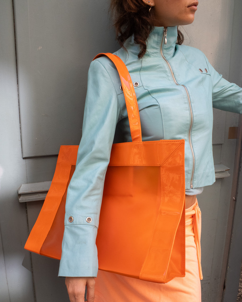 Mazette Vintage Club vous propose un grand sac Lancaster orange en plastique "jelly aesthetic"
Mazette est une friperie basée sur Paris et Bordeaux qui vous propose une sélection Y2K et de vintage intemporel. Cette pièce est disponible sur le site internet www.mazettevintageclub.com mais également à la friperie bordelaise Canaille Vintage située au 39 rue des Bahutiers dans le quartier Saint-Pierre, à l’occasion de la sortie de la collection Jelly qui se fait en collaboration avec les deux marques.