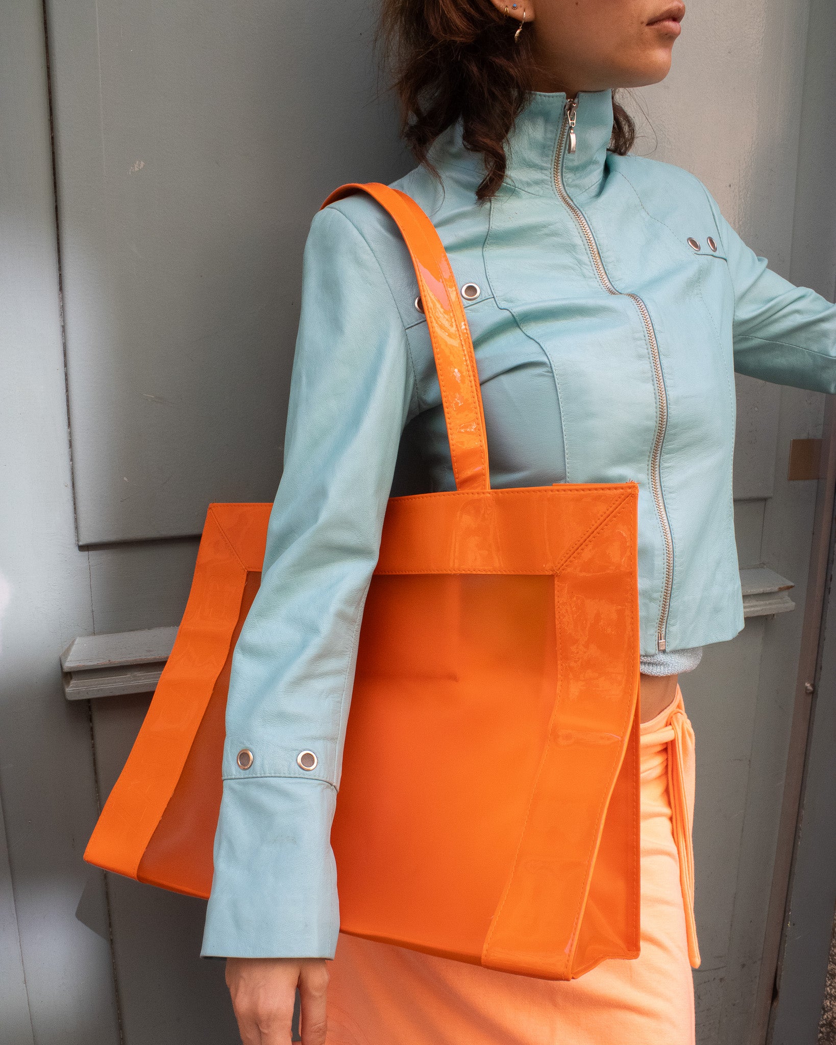 Mazette Vintage Club vous propose un grand sac Lancaster orange en plastique "jelly aesthetic"
Mazette est une friperie basée sur Paris et Bordeaux qui vous propose une sélection Y2K et de vintage intemporel. Cette pièce est disponible sur le site internet www.mazettevintageclub.com mais également à la friperie bordelaise Canaille Vintage située au 39 rue des Bahutiers dans le quartier Saint-Pierre, à l’occasion de la sortie de la collection Jelly qui se fait en collaboration avec les deux marques.