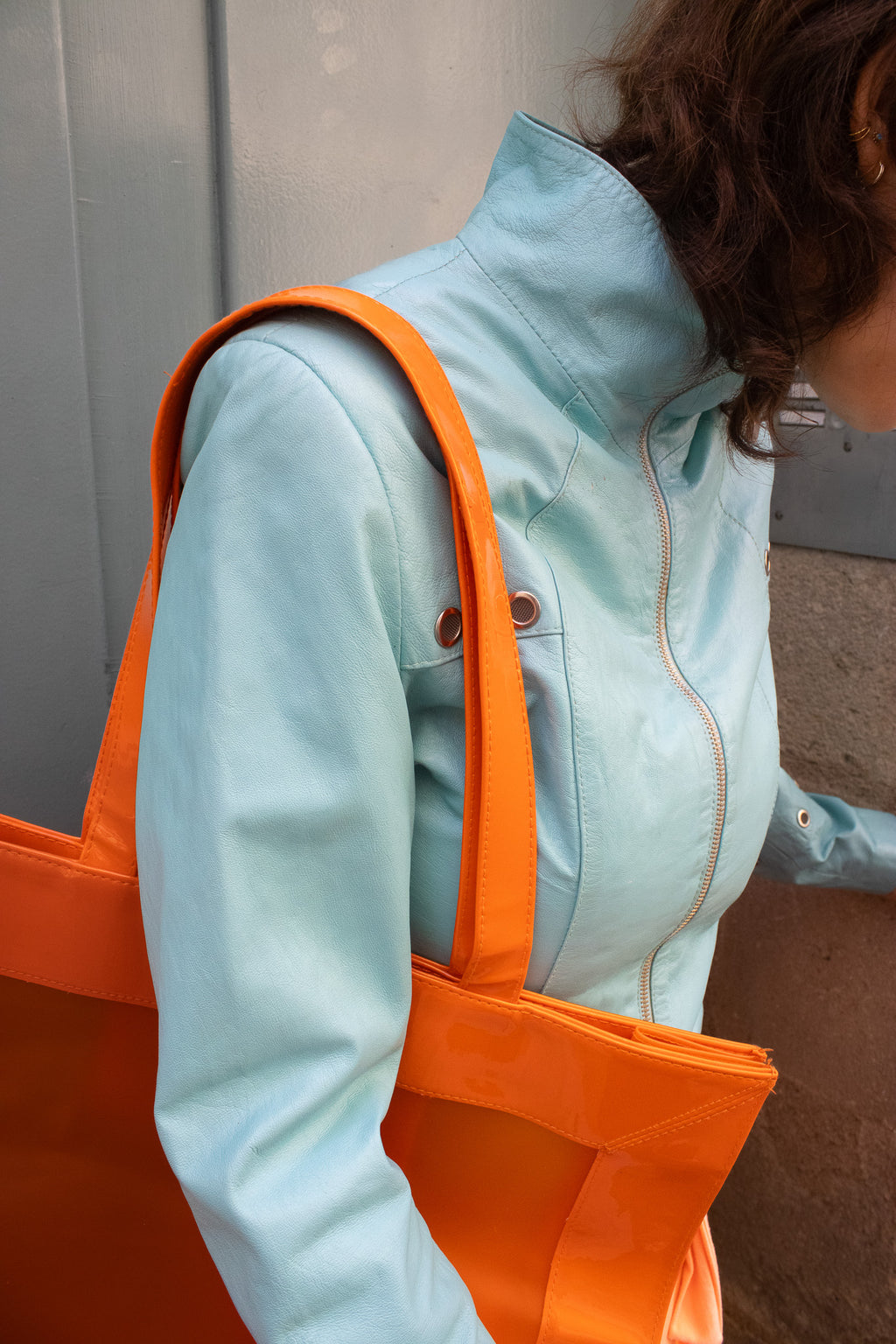 Mazette Vintage Club vous propose un grand sac Lancaster orange en plastique "jelly aesthetic"
Mazette est une friperie basée sur Paris et Bordeaux qui vous propose une sélection Y2K et de vintage intemporel. Cette pièce est disponible sur le site internet www.mazettevintageclub.com mais également à la friperie bordelaise Canaille Vintage située au 39 rue des Bahutiers dans le quartier Saint-Pierre, à l’occasion de la sortie de la collection Jelly qui se fait en collaboration avec les deux marques.