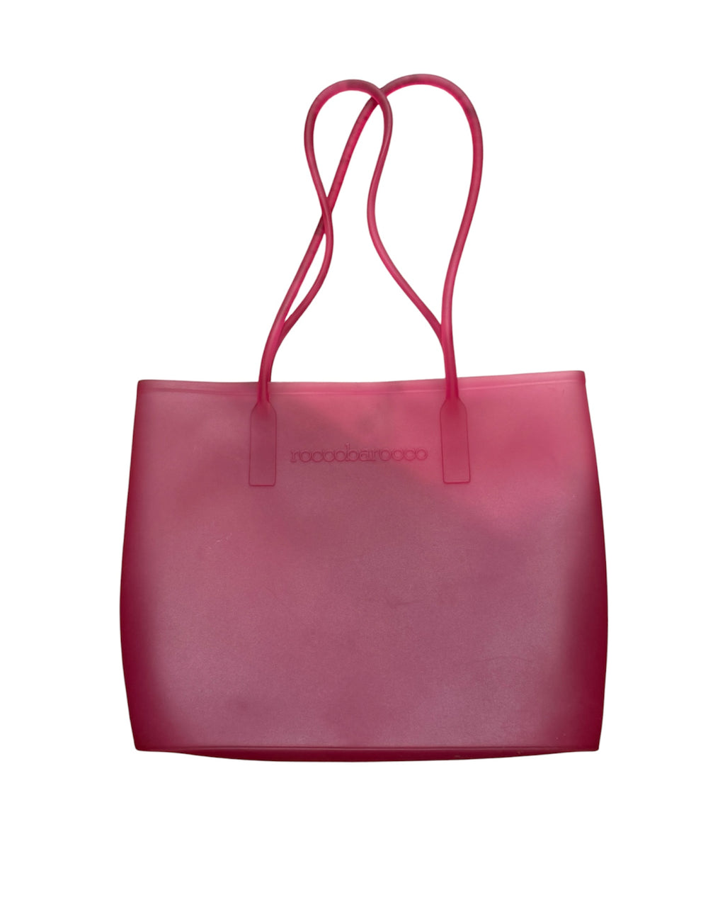 Mazette Vintage Club vous propose un  grand sac rose en plastique transparent Rocco Barrocco.
Mazette est une friperie basée sur Paris et Bordeaux qui vous propose une sélection Y2K et de vintage intemporel. Cette pièce est disponible sur le site internet www.mazettevintageclub.com mais également à la friperie bordelaise Canaille Vintage située au 39 rue des Bahutiers dans le quartier Saint-Pierre, à l’occasion de la sortie de la collection Jelly qui se fait en collaboration avec les deux marques.