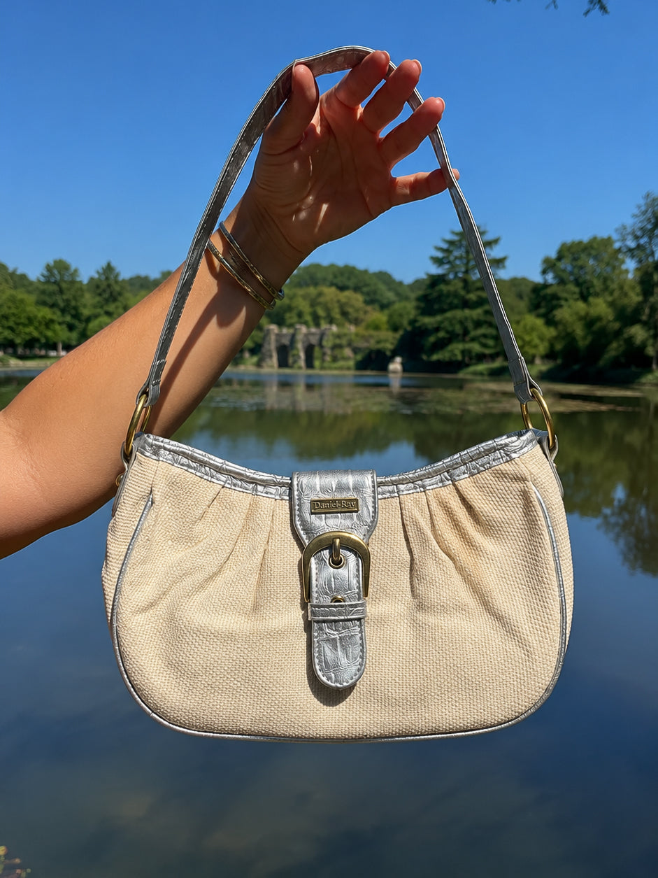 Mazette Vintage Club vous propose cet iconique sac baguette. Cette pièce est parfaite pour la saison des mariages, anniversaires et cérémonies.
Mazette est une friperie basée sur Paris et Bordeaux qui vous propose une sélection Y2K et de vintage intemporel. Cette pièce est disponible exclusivement sur le site internet www.mazettevintageclub.com à l’occasion du second drop internet de la boutique.