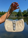 Mazette Vintage Club vous propose cet iconique sac baguette. Cette pièce est parfaite pour la saison des mariages, anniversaires et cérémonies.
Mazette est une friperie basée sur Paris et Bordeaux qui vous propose une sélection Y2K et de vintage intemporel. Cette pièce est disponible exclusivement sur le site internet www.mazettevintageclub.com à l’occasion du second drop internet de la boutique.