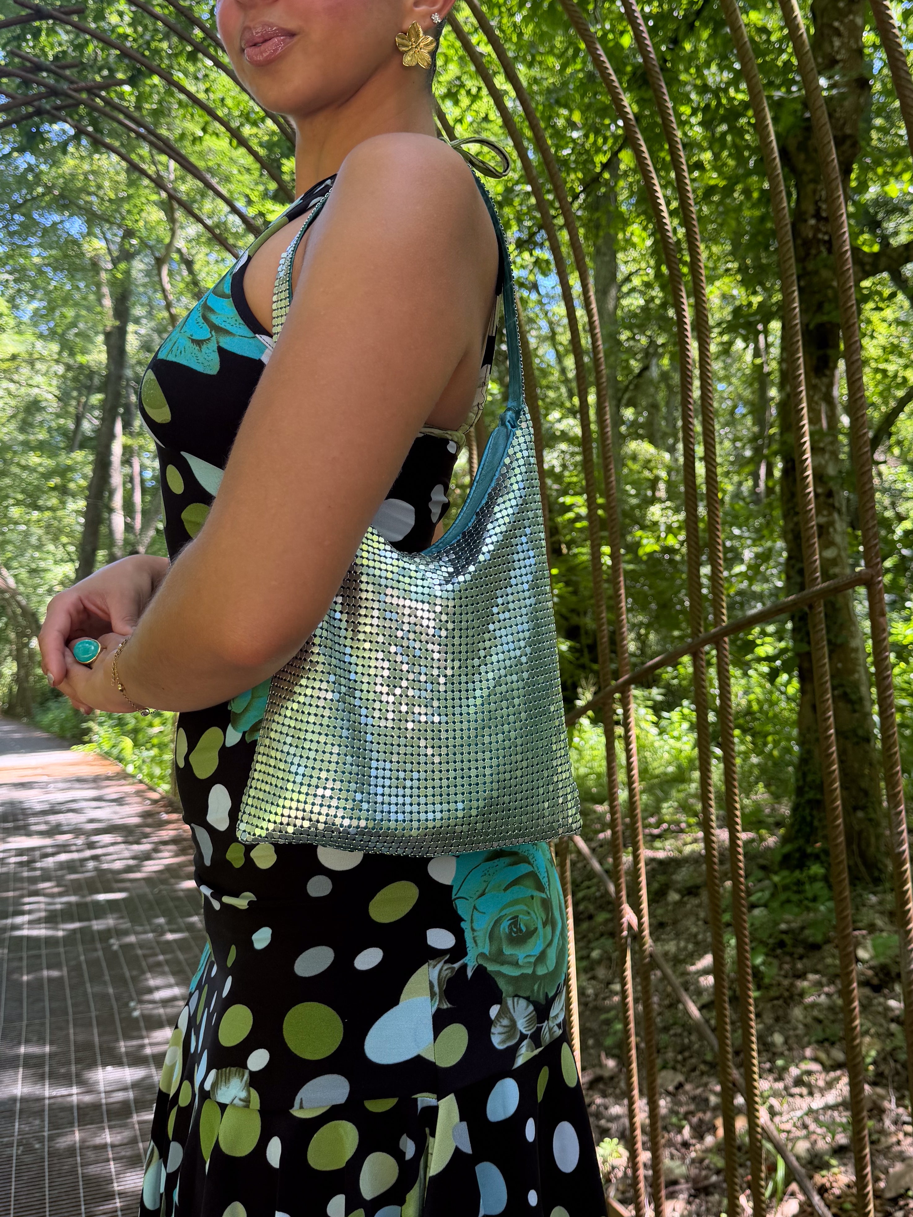 Mazette Vintage Club vous propose ce magnifique sac à cotte de maille argenté de petite taille. Cette pièce est parfaite pour la saison des mariages, anniversaires et cérémonies.
Mazette est une friperie basée sur Paris et Bordeaux qui vous propose une sélection Y2K et de vintage intemporel. Cette pièce est disponible exclusivement sur le site internet www.mazettevintageclub.com à l’occasion du second drop internet de la boutique.