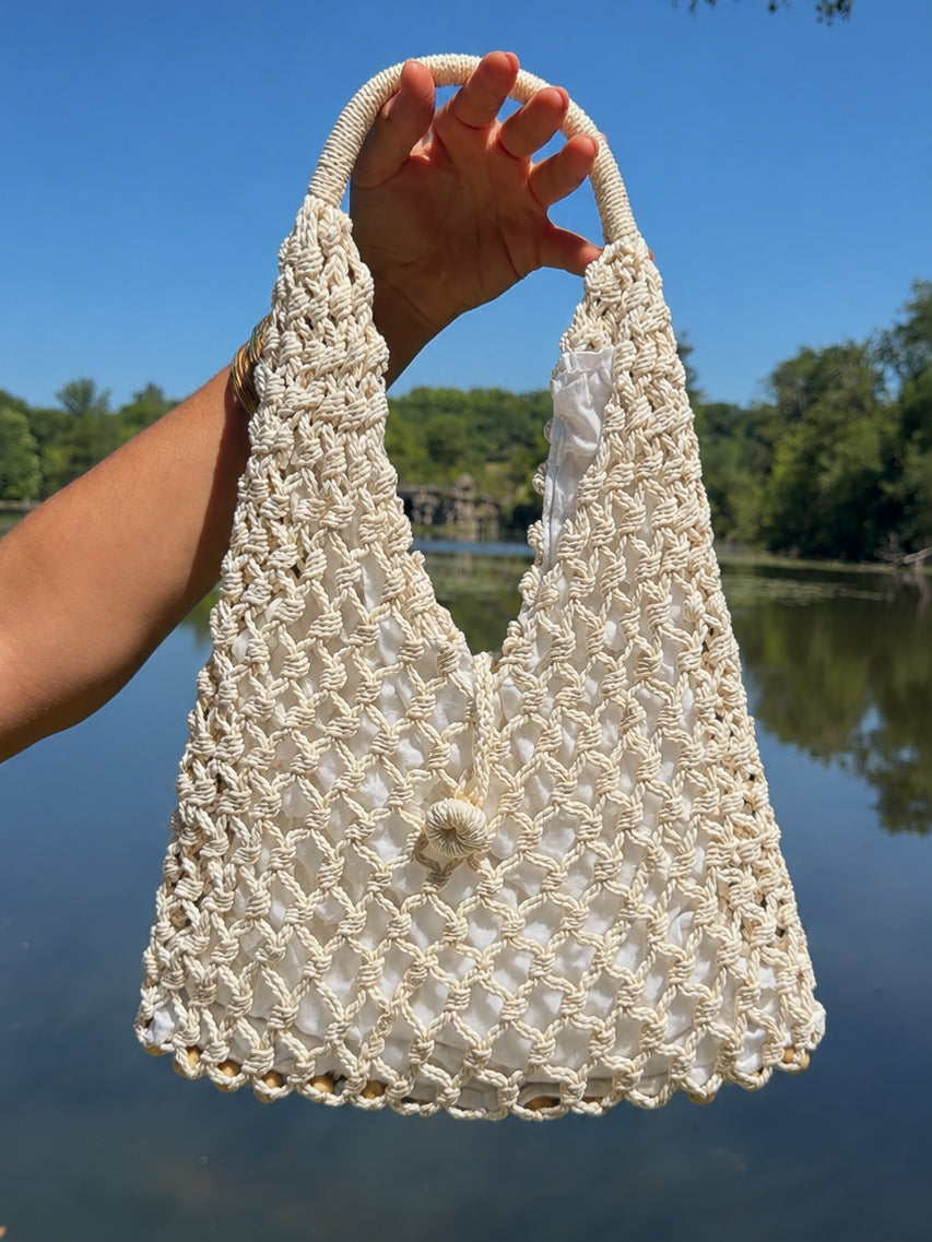 Mazette Vintage Club vous propose ce magnifique sac en crochet de taille moyenne. Cette pièce est parfaite pour la saison des mariages, anniversaires et cérémonies.
Mazette est une friperie basée sur Paris et Bordeaux qui vous propose une sélection Y2K et de vintage intemporel. Cette pièce est disponible exclusivement sur le site internet www.mazettevintageclub.com à l’occasion du second drop internet de la boutique.