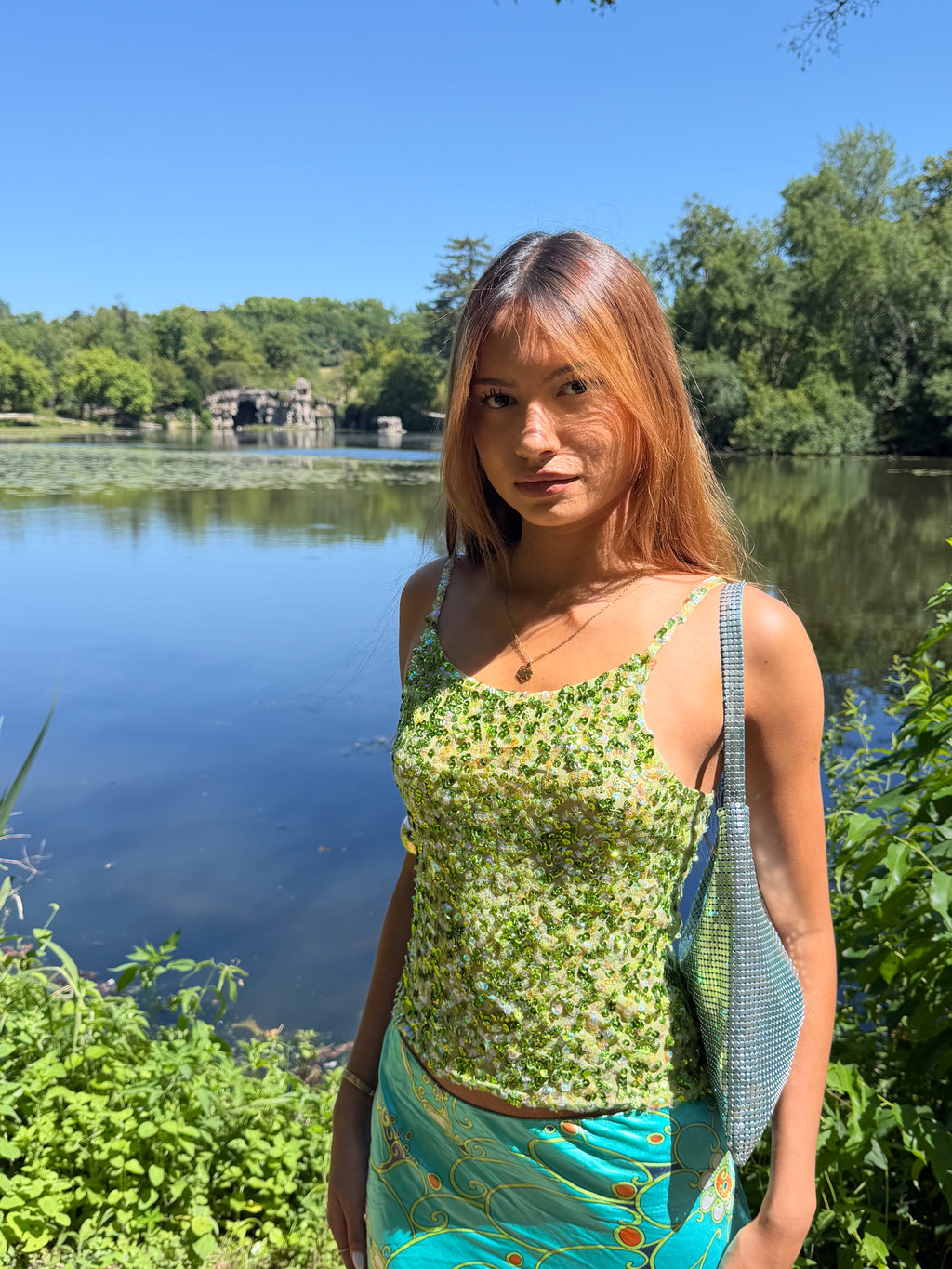 Mazette Vintage Club vous propose ce top vert à sequin Ibiza style / mermaid core. Ce top en taille 36 est une pièce parfaite pour la saison des mariages, anniversaires et cérémonies. Mais aussi parfait pour une soirée.
Mazette est une friperie basée sur Paris et Bordeaux qui vous propose une sélection Y2K et de vintage intemporel. Cette pièce est disponible exclusivement sur le site internet www.mazettevintageclub.com à l’occasion du second drop internet de la boutique.