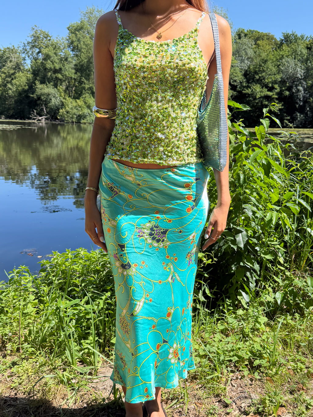 Mazette Vintage Club vous propose ce top vert à sequin Ibiza style / mermaid core. Ce top en taille 36 est une pièce parfaite pour la saison des mariages, anniversaires et cérémonies. Mais aussi parfait pour une soirée.
Mazette est une friperie basée sur Paris et Bordeaux qui vous propose une sélection Y2K et de vintage intemporel. Cette pièce est disponible exclusivement sur le site internet www.mazettevintageclub.com à l’occasion du second drop internet de la boutique.