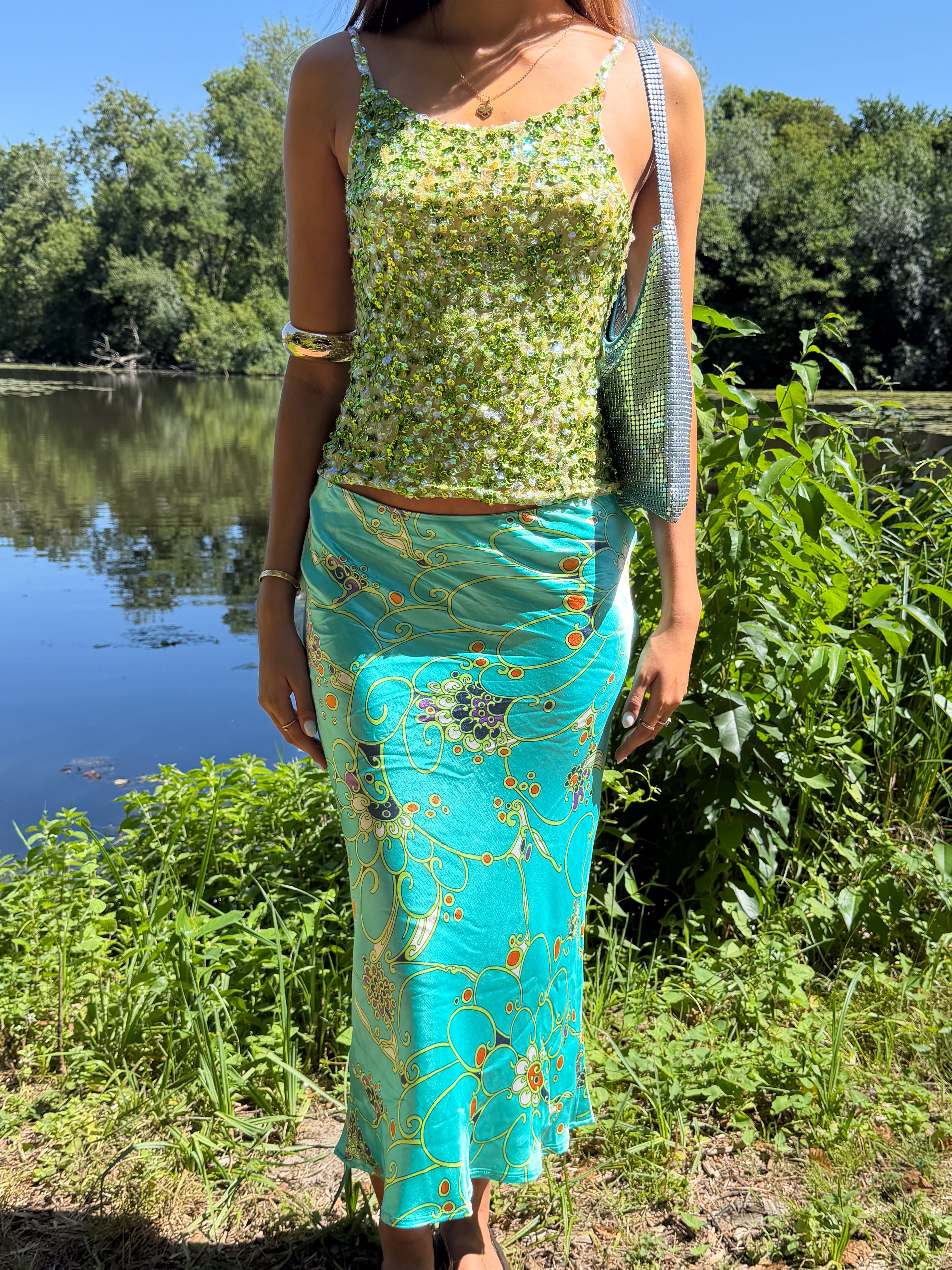 Mazette Vintage Club vous propose ce top vert à sequin Ibiza style / mermaid core. Ce top en taille 36 est une pièce parfaite pour la saison des mariages, anniversaires et cérémonies. Mais aussi parfait pour une soirée.
Mazette est une friperie basée sur Paris et Bordeaux qui vous propose une sélection Y2K et de vintage intemporel. Cette pièce est disponible exclusivement sur le site internet www.mazettevintageclub.com à l’occasion du second drop internet de la boutique.