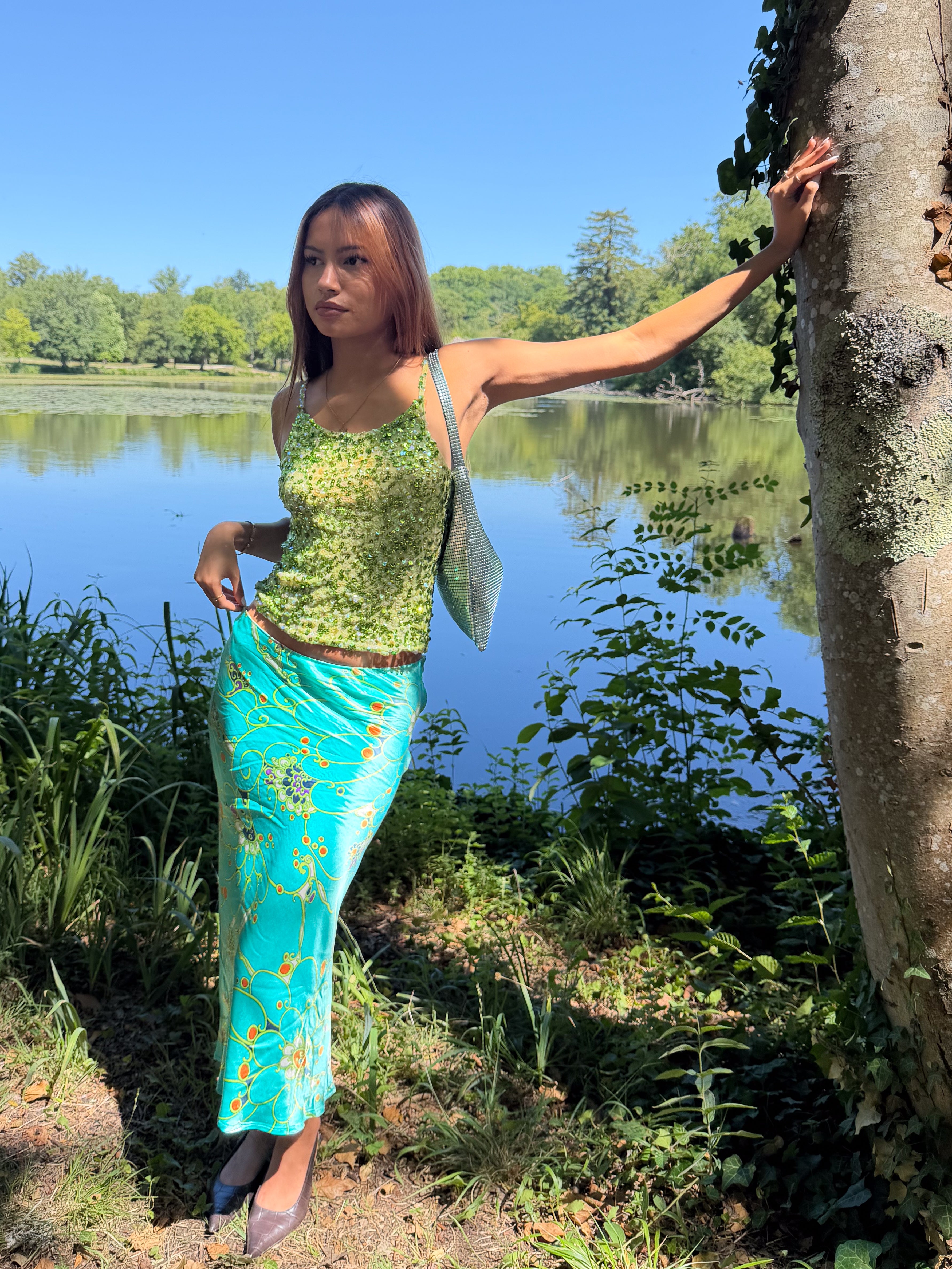 Mazette Vintage Club vous propose ce top vert à sequin Ibiza style / mermaid core. Ce top en taille 36 est une pièce parfaite pour la saison des mariages, anniversaires et cérémonies. Mais aussi parfait pour une soirée.
Mazette est une friperie basée sur Paris et Bordeaux qui vous propose une sélection Y2K et de vintage intemporel. Cette pièce est disponible exclusivement sur le site internet www.mazettevintageclub.com à l’occasion du second drop internet de la boutique.