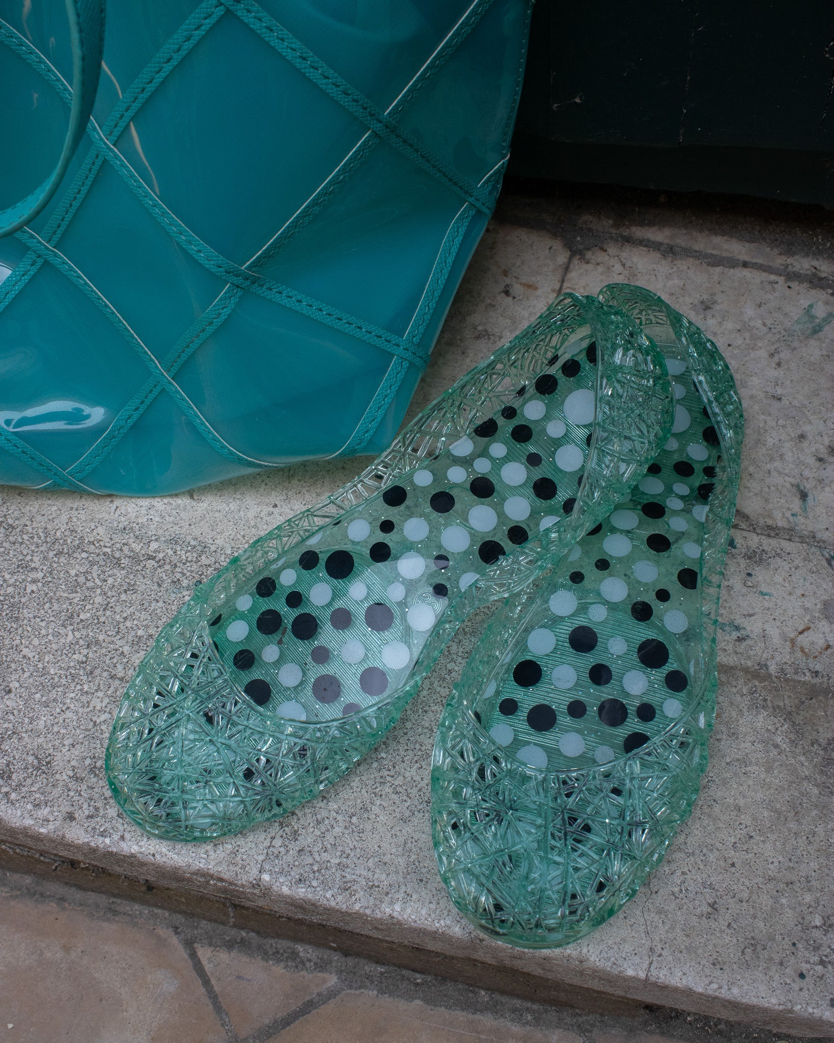 Mazette Vintage Club vous propose une paire de ballerines bleues en plastique imperméables en taille 39.
Mazette est une friperie basée sur Paris et Bordeaux qui vous propose une sélection Y2K et de vintage intemporel. Cette pièce est disponible sur le site internet www.mazettevintageclub.com mais également à la friperie bordelaise Canaille Vintage située au 39 rue des Bahutiers dans le quartier Saint-Pierre, à l’occasion d’une collaboration entre les deux marques.