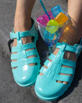 Mazette Vintage Club vous propose une paires de sandales à bout fermé style "méduses" turquoise.
Mazette est une friperie basée sur Paris et Bordeaux qui vous propose une sélection Y2K et de vintage intemporel. Cette pièce est disponible sur le site internet www.mazettevintageclub.com mais également à la friperie bordelaise Canaille Vintage située au 39 rue des Bahutiers dans le quartier Saint-Pierre, à l’occasion de la sortie de la collection Jelly qui se fait en collaboration avec les deux marques.