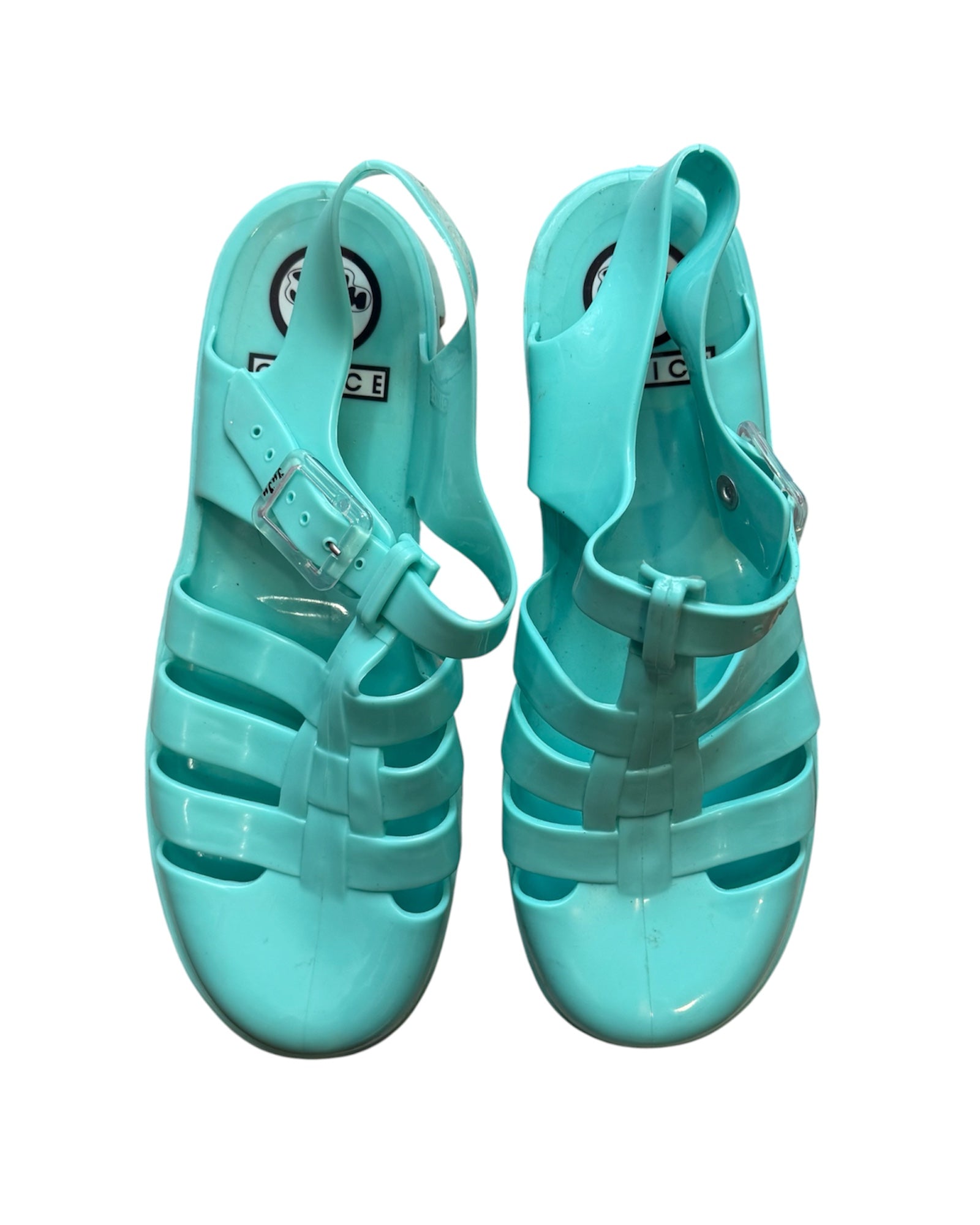 Mazette Vintage Club vous propose une paires de sandales à bout fermé style "méduses" turquoise.
Mazette est une friperie basée sur Paris et Bordeaux qui vous propose une sélection Y2K et de vintage intemporel. Cette pièce est disponible sur le site internet www.mazettevintageclub.com mais également à la friperie bordelaise Canaille Vintage située au 39 rue des Bahutiers dans le quartier Saint-Pierre, à l’occasion de la sortie de la collection Jelly qui se fait en collaboration avec les deux marques.