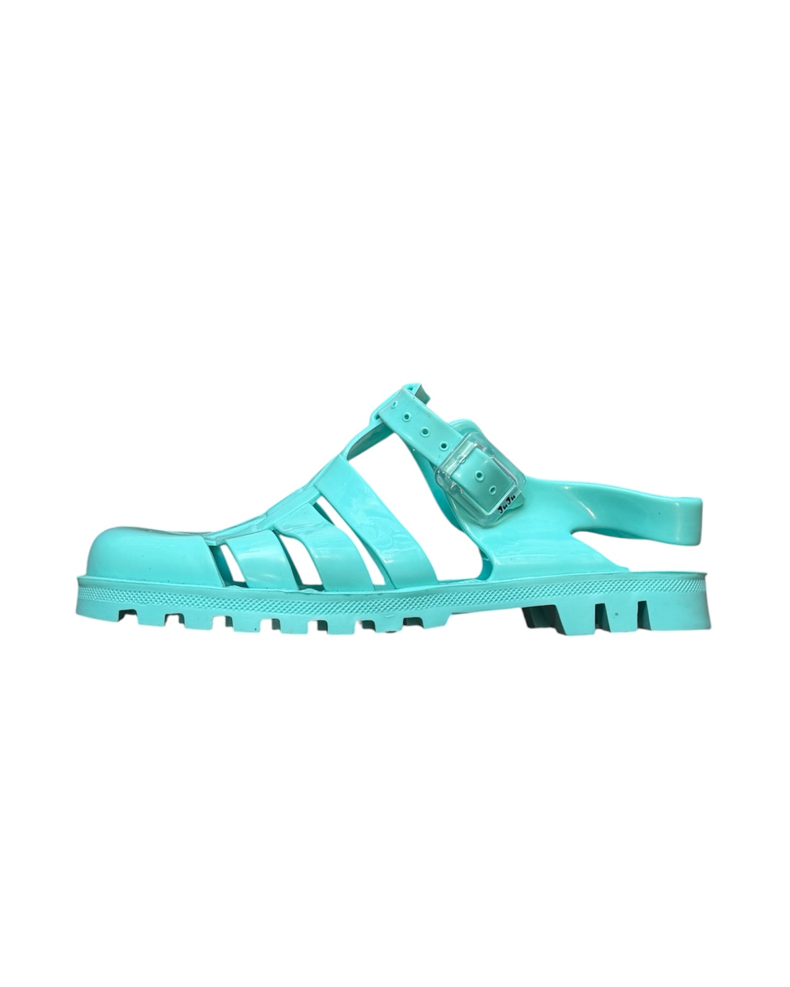 Mazette Vintage Club vous propose une paires de sandales à bout fermé style "méduses" turquoise.
Mazette est une friperie basée sur Paris et Bordeaux qui vous propose une sélection Y2K et de vintage intemporel. Cette pièce est disponible sur le site internet www.mazettevintageclub.com mais également à la friperie bordelaise Canaille Vintage située au 39 rue des Bahutiers dans le quartier Saint-Pierre, à l’occasion de la sortie de la collection Jelly qui se fait en collaboration avec les deux marques.