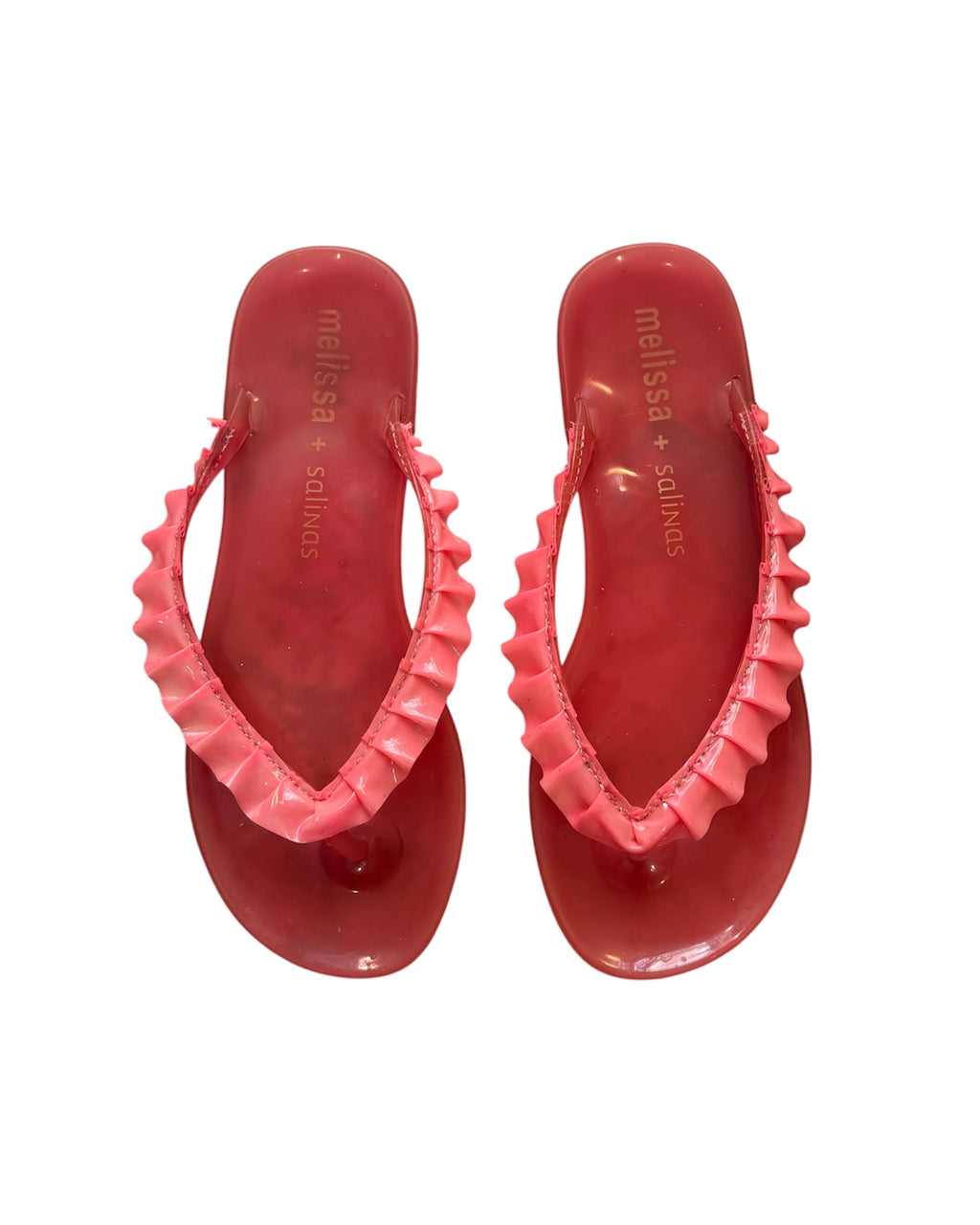 Mazette Vintage Club vous propose une paire de tongs rose Melissa x Salinas en taille 38
Mazette est une friperie basée sur Paris et Bordeaux qui vous propose une sélection Y2K et de vintage intemporel. Cette pièce est disponible sur le site internet www.mazettevintageclub.com mais également à la friperie bordelaise Canaille Vintage située au 39 rue des Bahutiers dans le quartier Saint-Pierre, à l’occasion de la sortie de la collection Jelly qui se fait en collaboration avec les deux marques.
