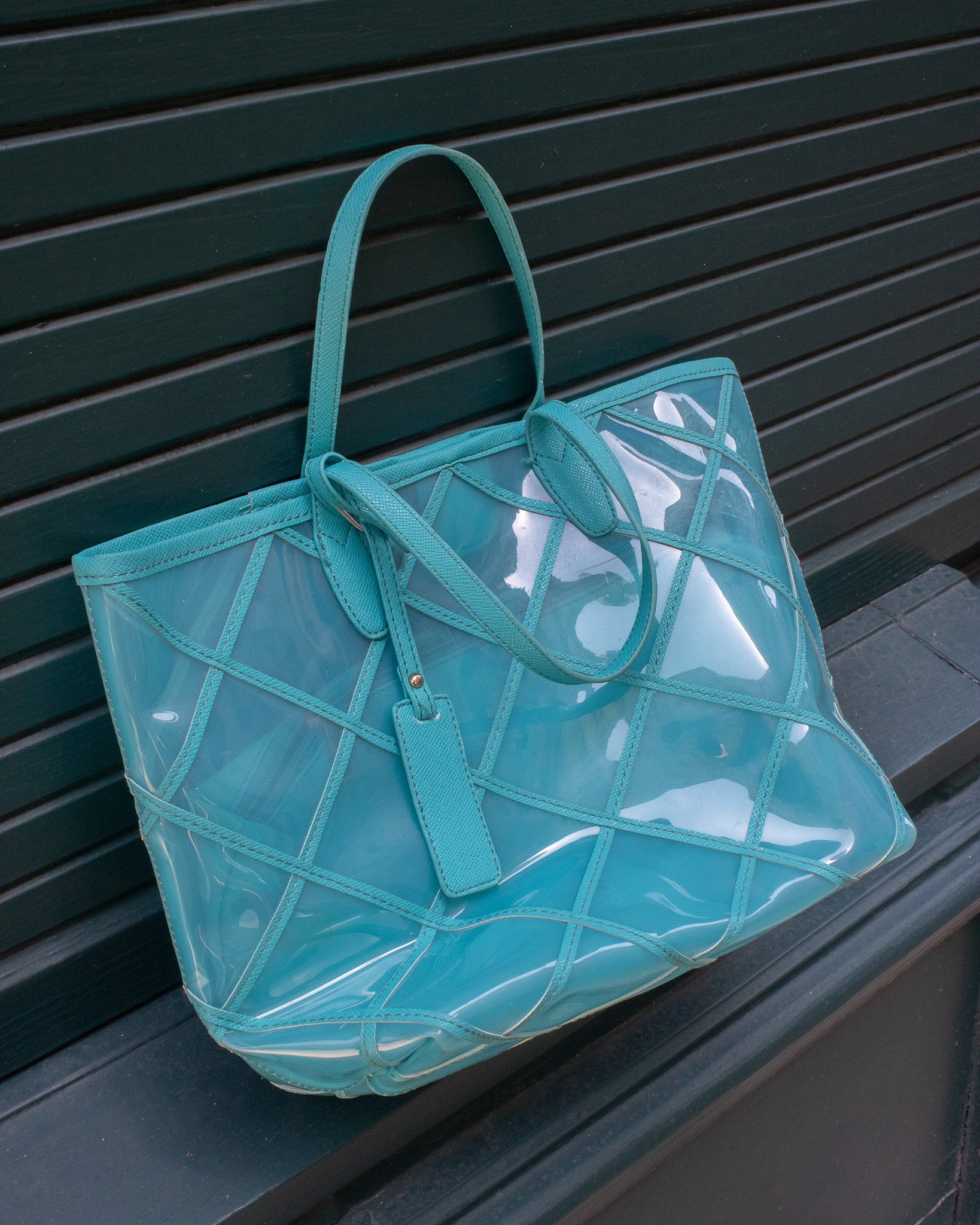 Mazette Vintage Club vous propose un sac à main bleu turquoise en plastique inspiration "Jelly core".
Mazette est une friperie basée sur Paris et Bordeaux qui vous propose une sélection Y2K et de vintage intemporel. Cette pièce est disponible sur le site internet www.mazettevintageclub.com mais également à la friperie bordelaise Canaille Vintage située au 39 rue des Bahutiers dans le quartier Saint-Pierre, à l’occasion de la sortie de la collection Jelly qui se fait en collaboration avec les deux marques.
