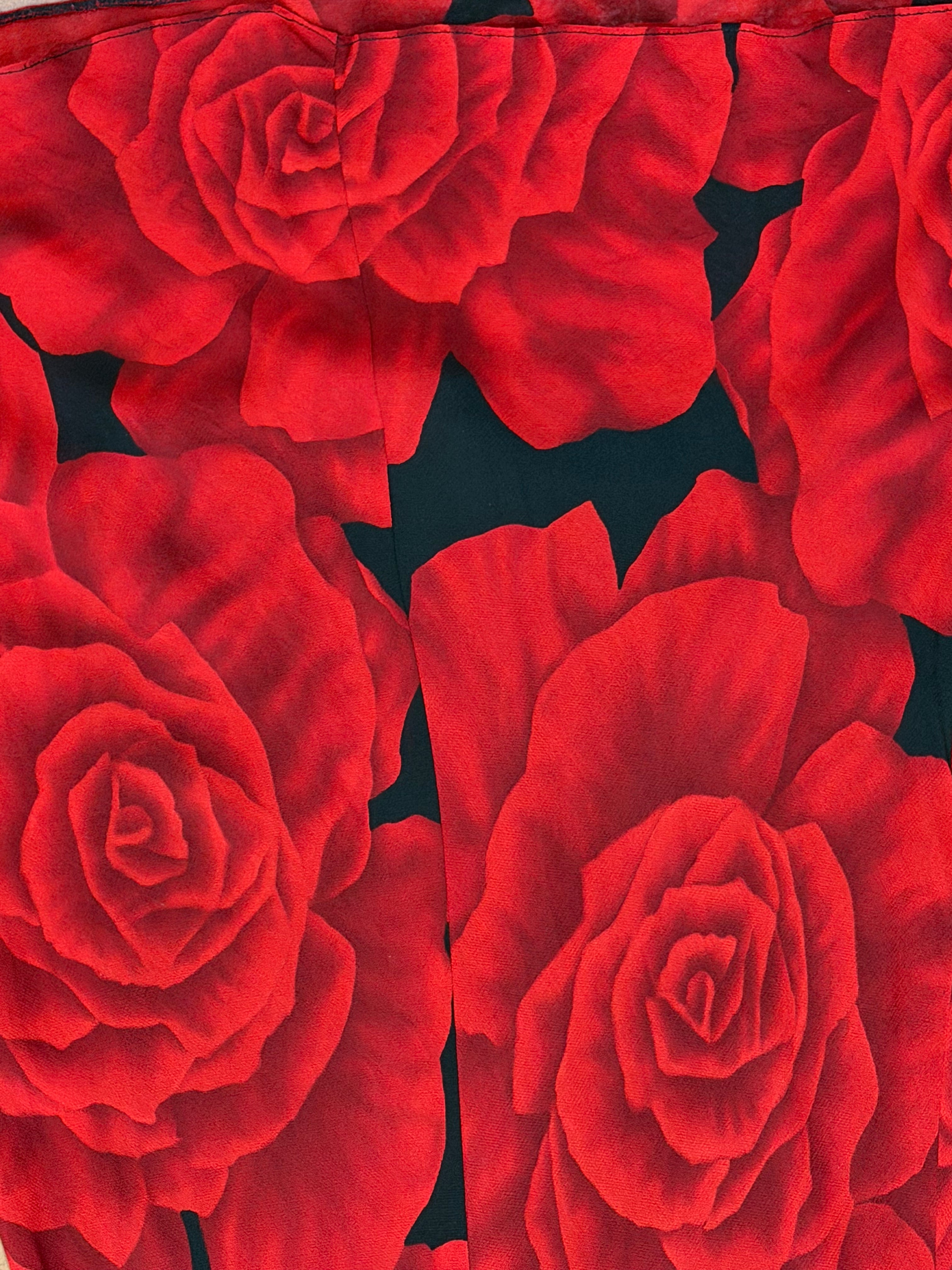 Mazette Vintage Club vous propose une robe des années 2000’s au motif de roses rouges. Cette robe en taille 36 est une pièce parfaite pour la saison des mariages, anniversaires et cérémonies.
Mazette est une friperie basée sur Paris et Bordeaux qui vous propose une sélection Y2K et de vintage intemporel. Cette pièce est disponible exclusivement sur le site internet www.mazettevintageclub.com à l’occasion du second drop internet de la boutique.