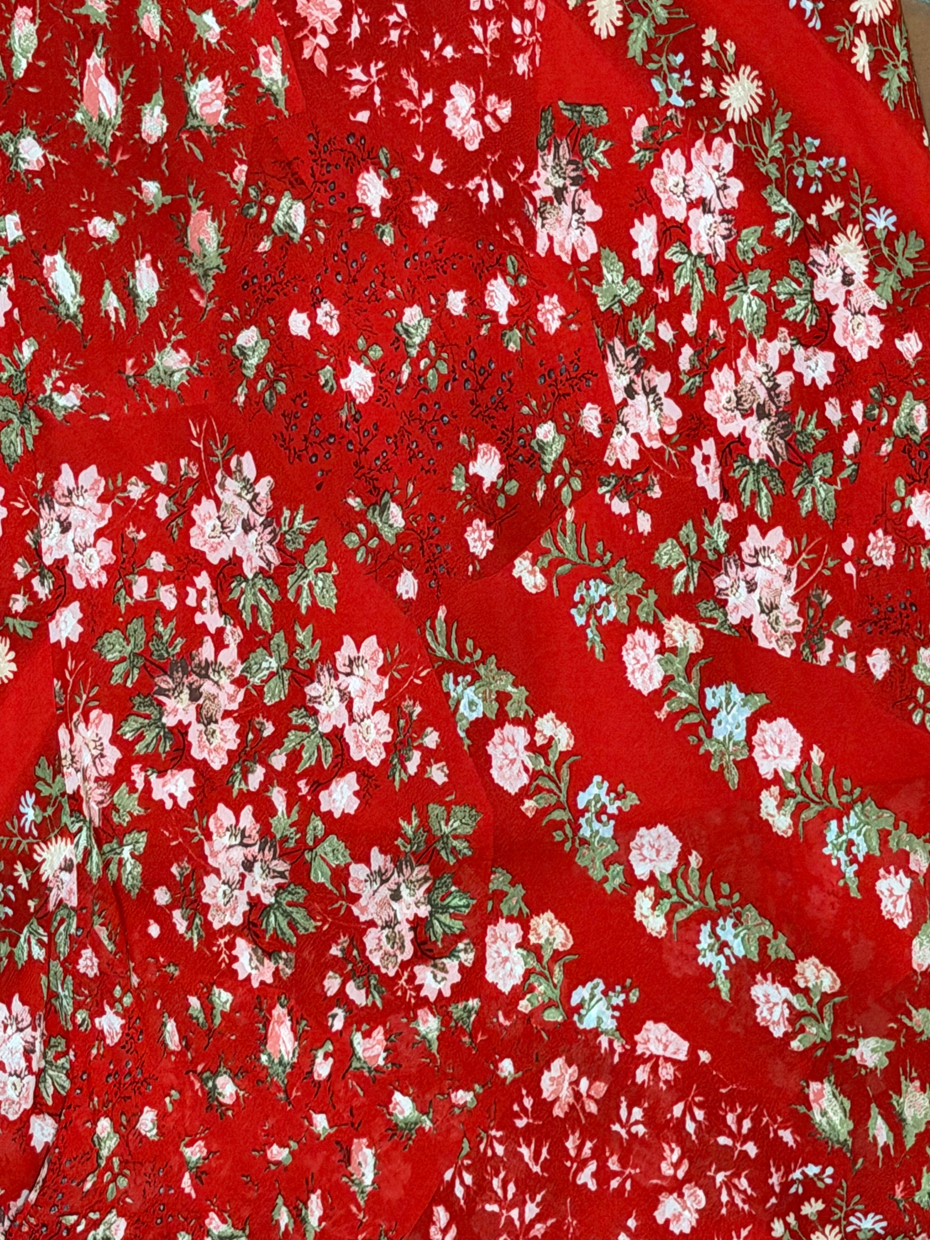 Mazette Vintage Club vous propose une robe vintage longue rouge à petites fleurs. Cette robe en taille 38 est une pièce parfaite pour la saison des mariages, anniversaires et cérémonies.
Mazette est une friperie basée sur Paris et Bordeaux qui vous propose une sélection Y2K et de vintage intemporel. Cette pièce est disponible exclusivement sur le site internet www.mazettevintageclub.com à l’occasion du second drop internet de la boutique.