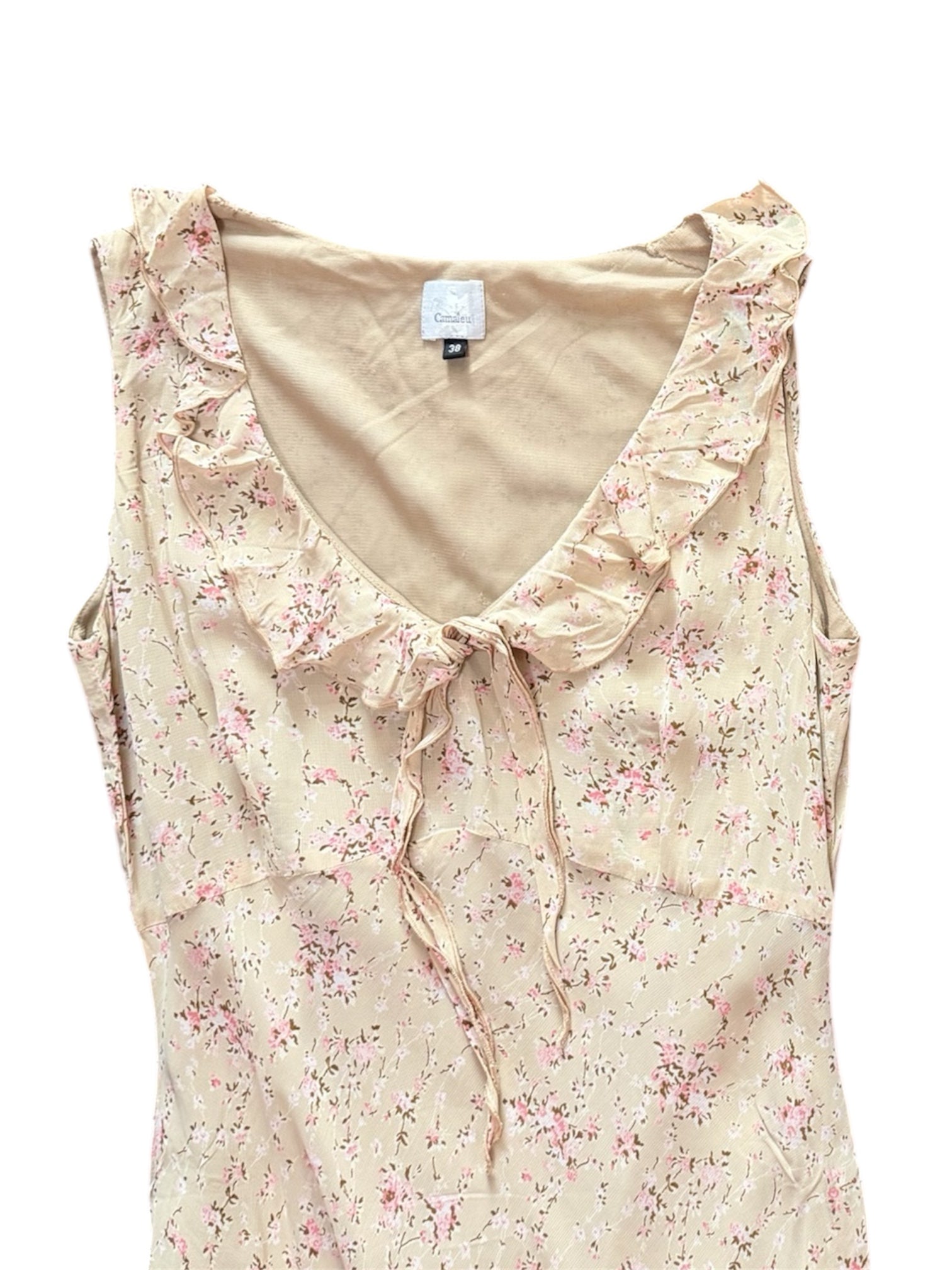 Mazette Vintage Club vous propose une robe longue vintage à fleurs. Cette robe est en taille 38 et peut vous accompagner du printemps à l’été. Pièce unique, sélectionnée pour son potentiel dans un dressing premium.
Mazette est une friperie basée sur Paris et Bordeaux qui vous propose une séléction Y2K et de vintage intemporel. Cette pièce est disponible exclusivement sur le site internet www.mazettevintageclub.com à l’occasion du premier drop internet de la boutique.