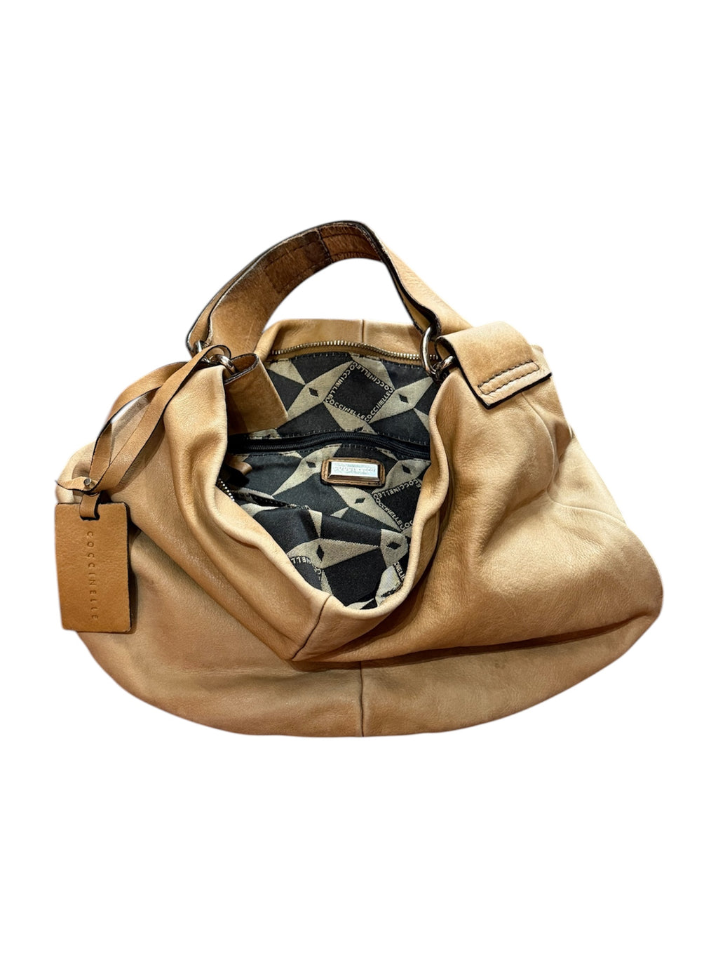 Mazette Vintage Club vous propose un sac en cuir au style des années 2000. Le sac Y2K a été séléctionné pour son potentiel dans un dressing premium. 
Mazette est une friperie basée sur Paris et Bordeaux qui vous propose une séléction Y2K et de vintage intemporel. Cette pièce est disponible exclusivement sur le site internet www.mazettevintageclub.com à l’occasion du premier drop internet de la boutique.