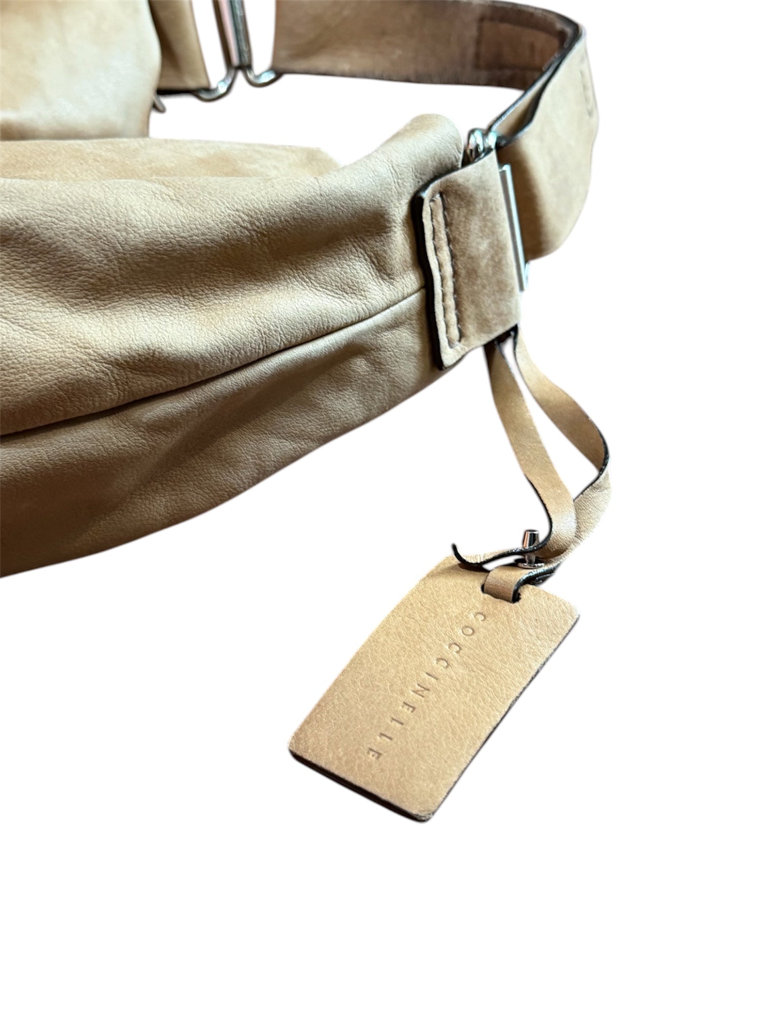 Mazette Vintage Club vous propose un sac en cuir au style des années 2000. Le sac Y2K a été séléctionné pour son potentiel dans un dressing premium. 
Mazette est une friperie basée sur Paris et Bordeaux qui vous propose une séléction Y2K et de vintage intemporel. Cette pièce est disponible exclusivement sur le site internet www.mazettevintageclub.com à l’occasion du premier drop internet de la boutique.