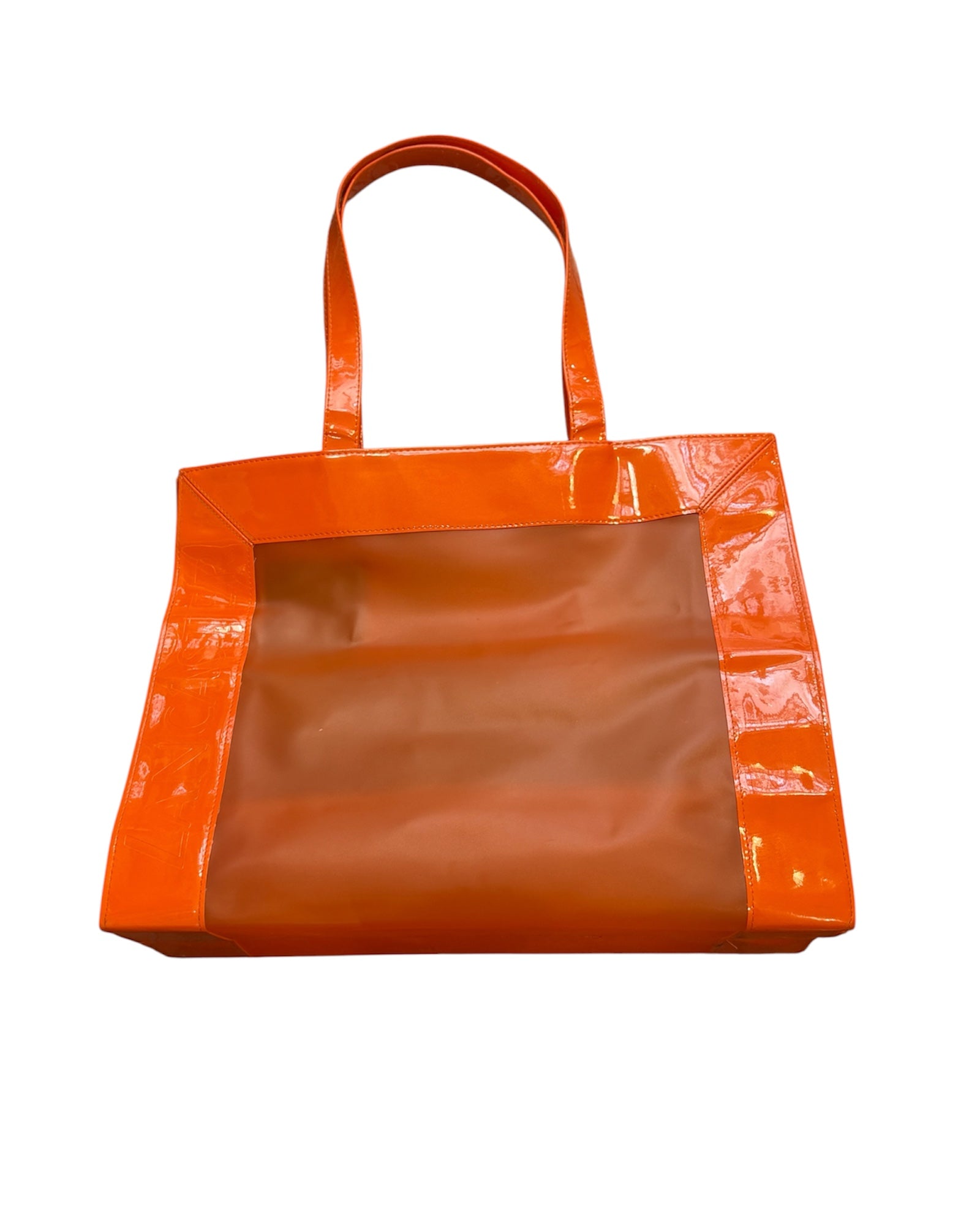 Mazette Vintage Club vous propose un grand sac Lancaster orange en plastique "jelly aesthetic"
Mazette est une friperie basée sur Paris et Bordeaux qui vous propose une sélection Y2K et de vintage intemporel. Cette pièce est disponible sur le site internet www.mazettevintageclub.com mais également à la friperie bordelaise Canaille Vintage située au 39 rue des Bahutiers dans le quartier Saint-Pierre, à l’occasion de la sortie de la collection Jelly qui se fait en collaboration avec les deux marques.