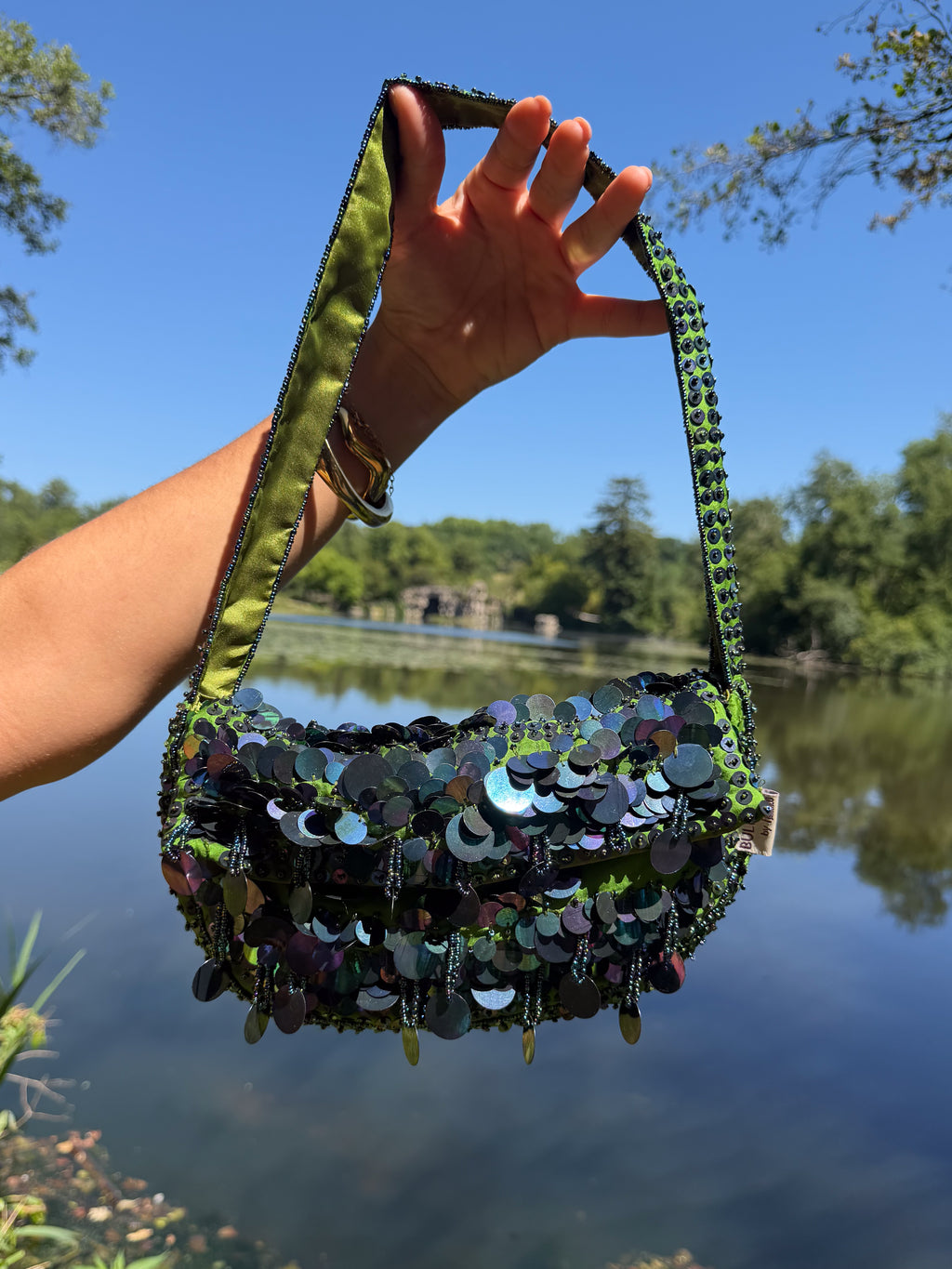 Mazette Vintage Club vous propose ce magnifique sac à sequins irisés avec rabat de petite taille. Cette pièce est parfaite pour la saison des mariages, anniversaires et cérémonies.
Mazette est une friperie basée sur Paris et Bordeaux qui vous propose une sélection Y2K et de vintage intemporel. Cette pièce est disponible exclusivement sur le site internet www.mazettevintageclub.com à l’occasion du second drop internet de la boutique.
