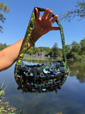 Mazette Vintage Club vous propose ce magnifique sac à sequins irisés avec rabat de petite taille. Cette pièce est parfaite pour la saison des mariages, anniversaires et cérémonies.
Mazette est une friperie basée sur Paris et Bordeaux qui vous propose une sélection Y2K et de vintage intemporel. Cette pièce est disponible exclusivement sur le site internet www.mazettevintageclub.com à l’occasion du second drop internet de la boutique.
