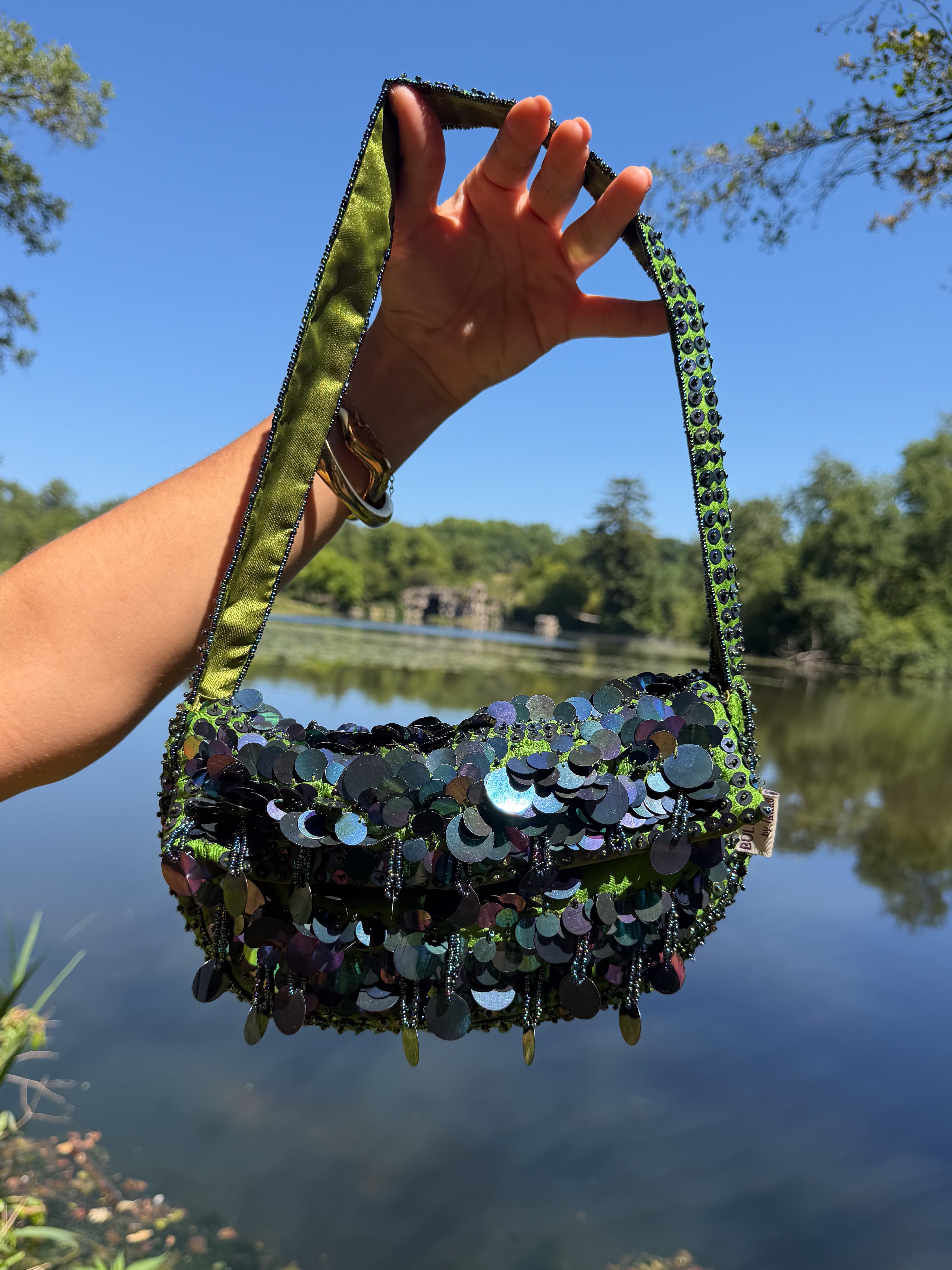 Mazette Vintage Club vous propose ce magnifique sac à sequins irisés avec rabat de petite taille. Cette pièce est parfaite pour la saison des mariages, anniversaires et cérémonies.
Mazette est une friperie basée sur Paris et Bordeaux qui vous propose une sélection Y2K et de vintage intemporel. Cette pièce est disponible exclusivement sur le site internet www.mazettevintageclub.com à l’occasion du second drop internet de la boutique.