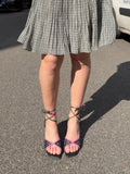 Mazette Vintage Club vous propose une paire de sandales à talons typique des années 2000. Ces chaussures sont en taille 38 et peuvent vous accompagner du printemps à l’été. Pièce rare, séléctionnée pour son potentiel dans un dressing premium
Mazette est une friperie basée sur Paris et Bordeaux qui vous propose une séléction Y2K et de vintage intemporel. Cette pièce est disponible exclusivement sur le site internet www.mazettevintageclub.com à l’occasion du premier drop internet de la boutique.