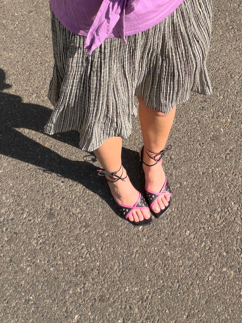 Mazette Vintage Club vous propose une paire de sandales à talons typique des années 2000. Ces chaussures sont en taille 38 et peuvent vous accompagner du printemps à l’été. Pièce rare, séléctionnée pour son potentiel dans un dressing premium
Mazette est une friperie basée sur Paris et Bordeaux qui vous propose une séléction Y2K et de vintage intemporel. Cette pièce est disponible exclusivement sur le site internet www.mazettevintageclub.com à l’occasion du premier drop internet de la boutique.