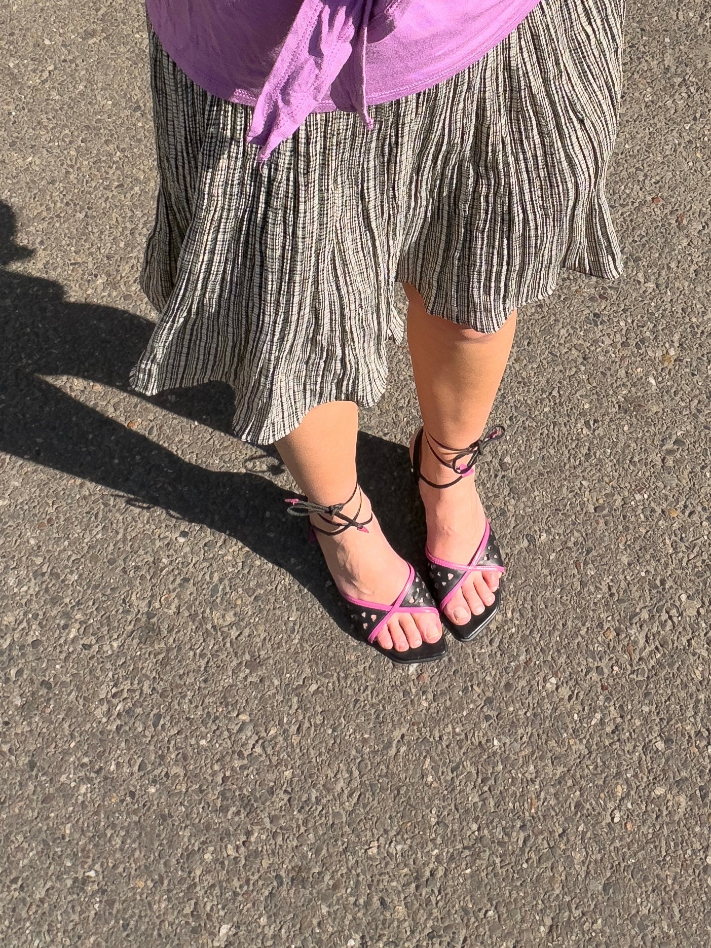 Mazette Vintage Club vous propose une paire de sandales à talons typique des années 2000. Ces chaussures sont en taille 38 et peuvent vous accompagner du printemps à l’été. Pièce rare, séléctionnée pour son potentiel dans un dressing premium
Mazette est une friperie basée sur Paris et Bordeaux qui vous propose une séléction Y2K et de vintage intemporel. Cette pièce est disponible exclusivement sur le site internet www.mazettevintageclub.com à l’occasion du premier drop internet de la boutique.