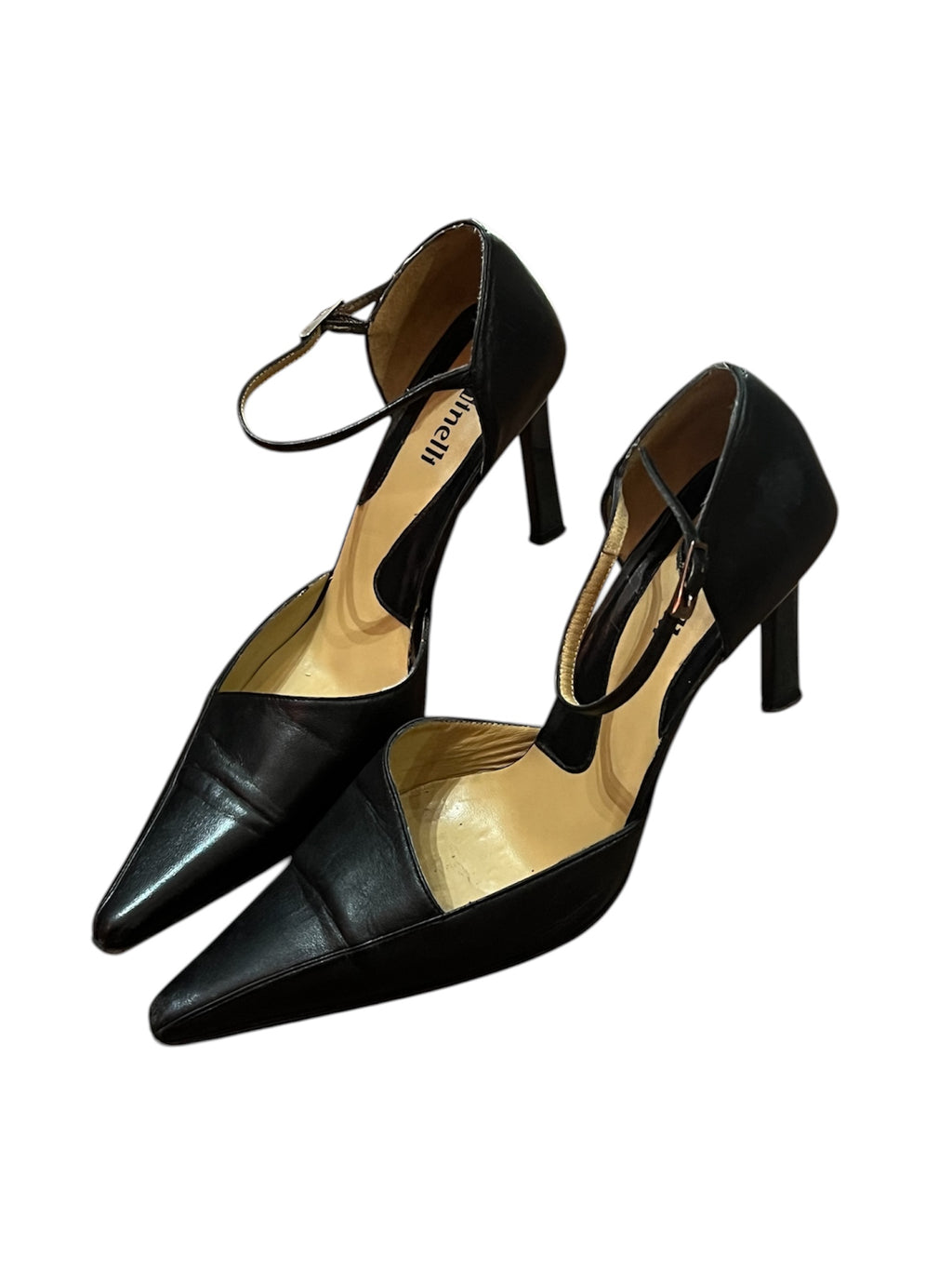 Mazette Vintage Club vous propose une paire de talons haut typique des années 2000. Ces chaussures sont en taille 38 et peuvent vous accompagner du printemps à l’été. Pièce rare, séléctionnée pour son potentiel dans un dressing premium
Mazette est une friperie basée sur Paris et Bordeaux qui vous propose une séléction Y2K et de vintage intemporel. Cette pièce est disponible exclusivement sur le site internet www.mazettevintageclub.com à l’occasion du premier drop internet de la boutique.