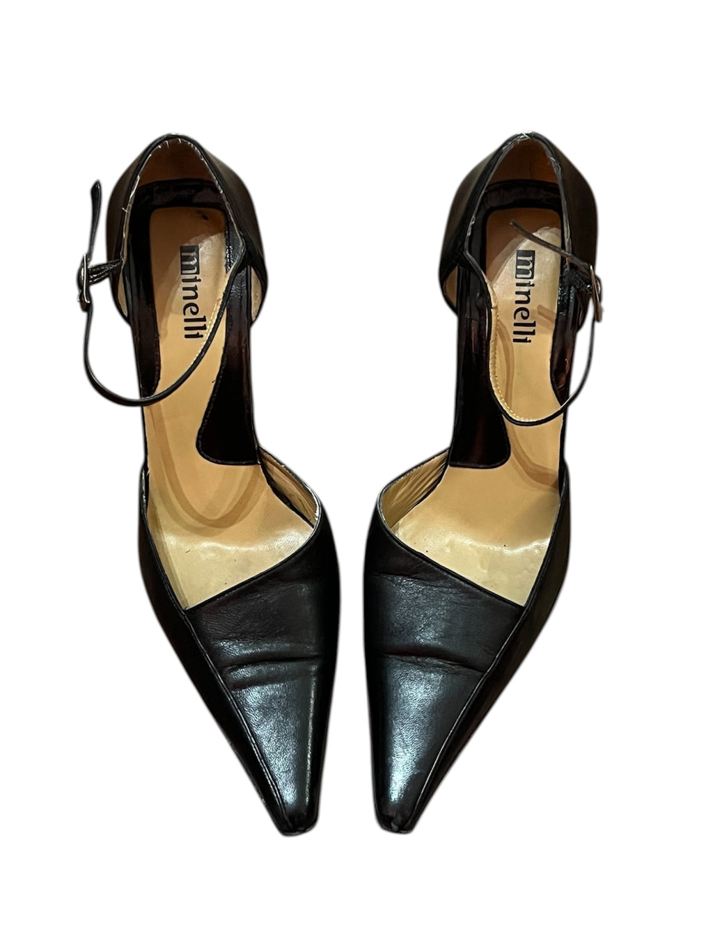 Mazette Vintage Club vous propose une paire de talons haut typique des années 2000. Ces chaussures sont en taille 38 et peuvent vous accompagner du printemps à l’été. Pièce rare, séléctionnée pour son potentiel dans un dressing premium
Mazette est une friperie basée sur Paris et Bordeaux qui vous propose une séléction Y2K et de vintage intemporel. Cette pièce est disponible exclusivement sur le site internet www.mazettevintageclub.com à l’occasion du premier drop internet de la boutique.