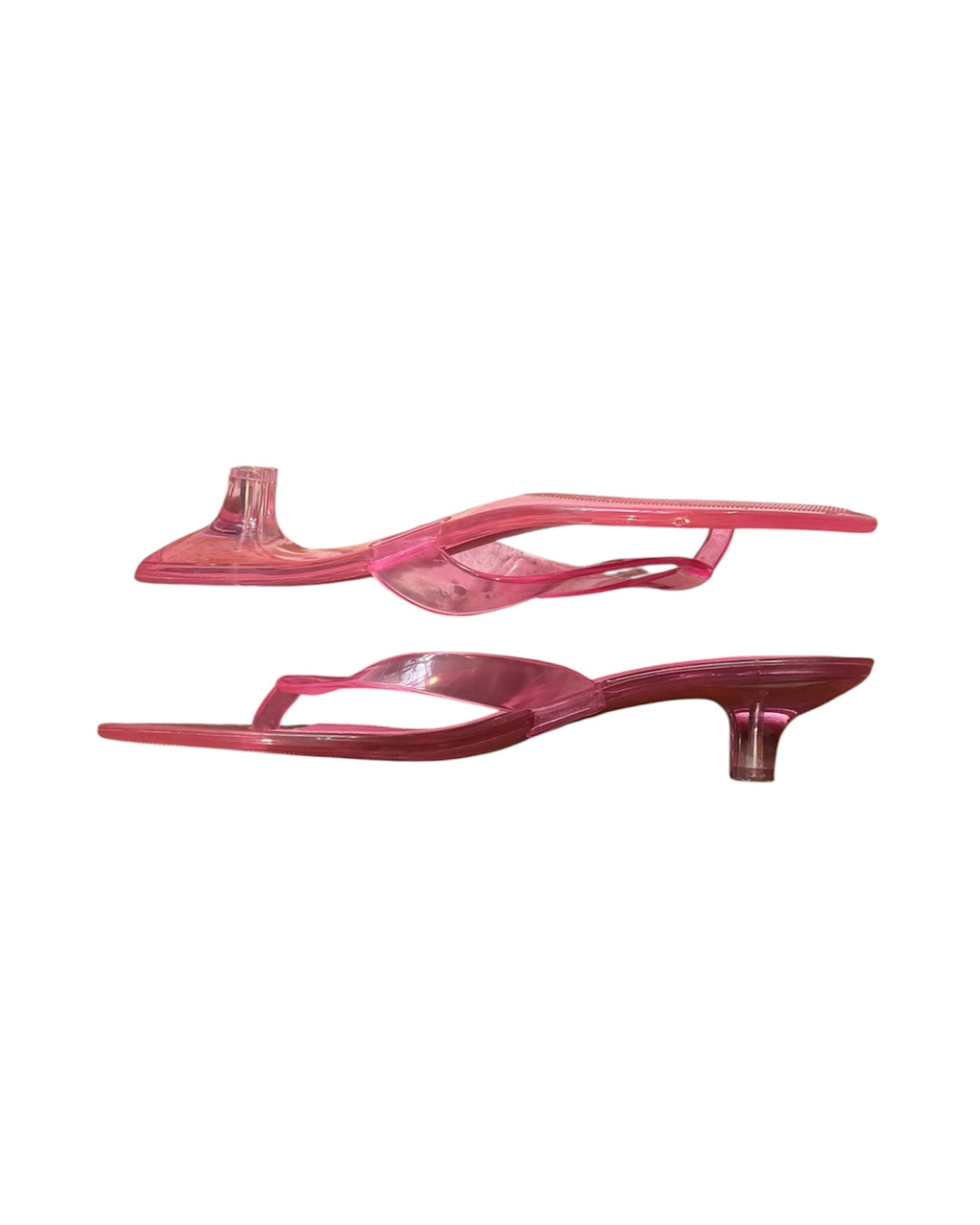 Mazette Vintage Club vous propose une paire de tongs roses à talons en taille 39/40.
Mazette est une friperie basée sur Paris et Bordeaux qui vous propose une sélection Y2K et de vintage intemporel. Cette pièce est disponible sur le site internet www.mazettevintageclub.com mais également à la friperie bordelaise Canaille Vintage située au 39 rue des Bahutiers dans le quartier Saint-Pierre, à l’occasion de la sortie de la collection Jelly qui se fait en collaboration avec les deux marques.