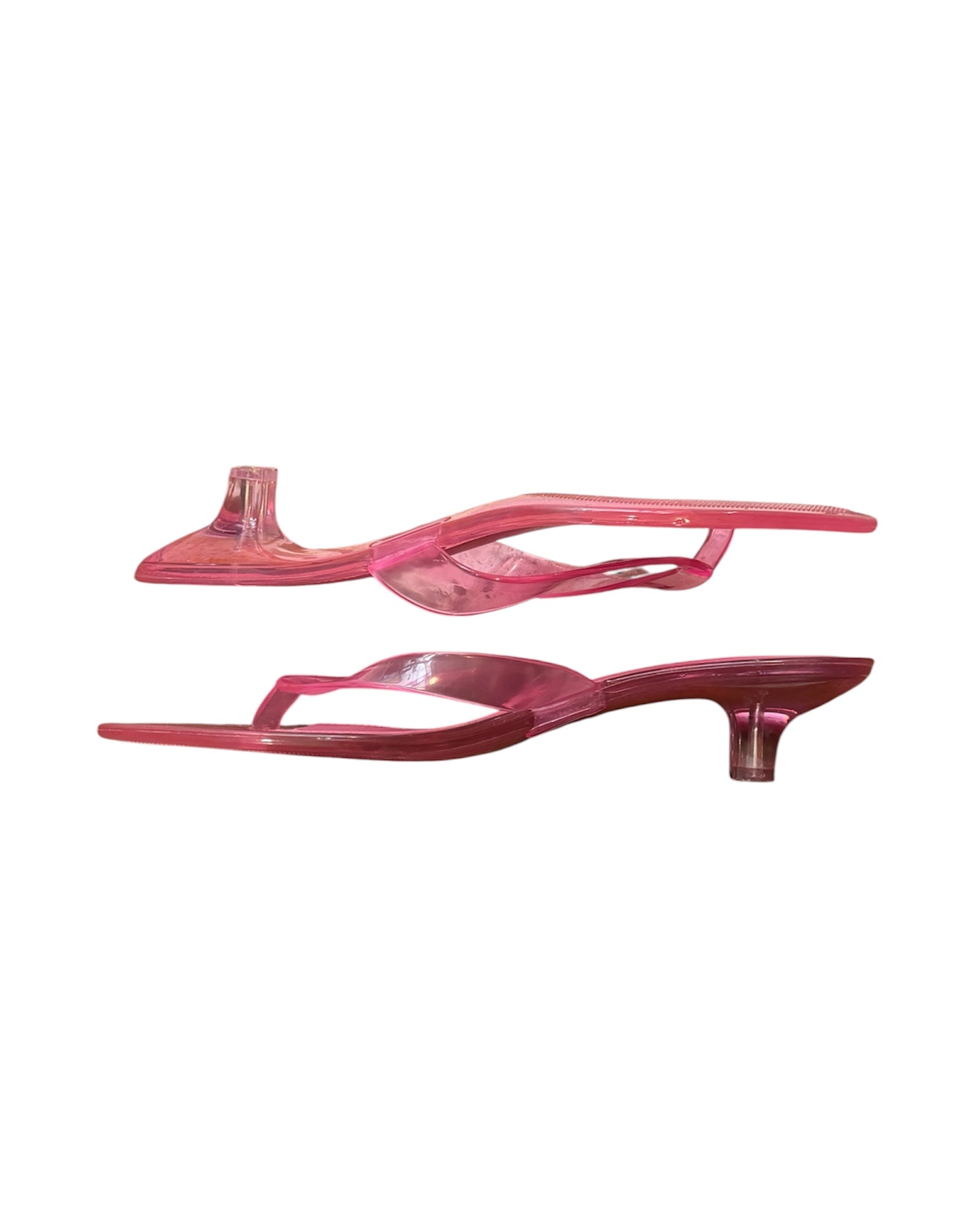 Mazette Vintage Club vous propose une paire de tongs roses à talons en taille 39/40.
Mazette est une friperie basée sur Paris et Bordeaux qui vous propose une sélection Y2K et de vintage intemporel. Cette pièce est disponible sur le site internet www.mazettevintageclub.com mais également à la friperie bordelaise Canaille Vintage située au 39 rue des Bahutiers dans le quartier Saint-Pierre, à l’occasion de la sortie de la collection Jelly qui se fait en collaboration avec les deux marques.