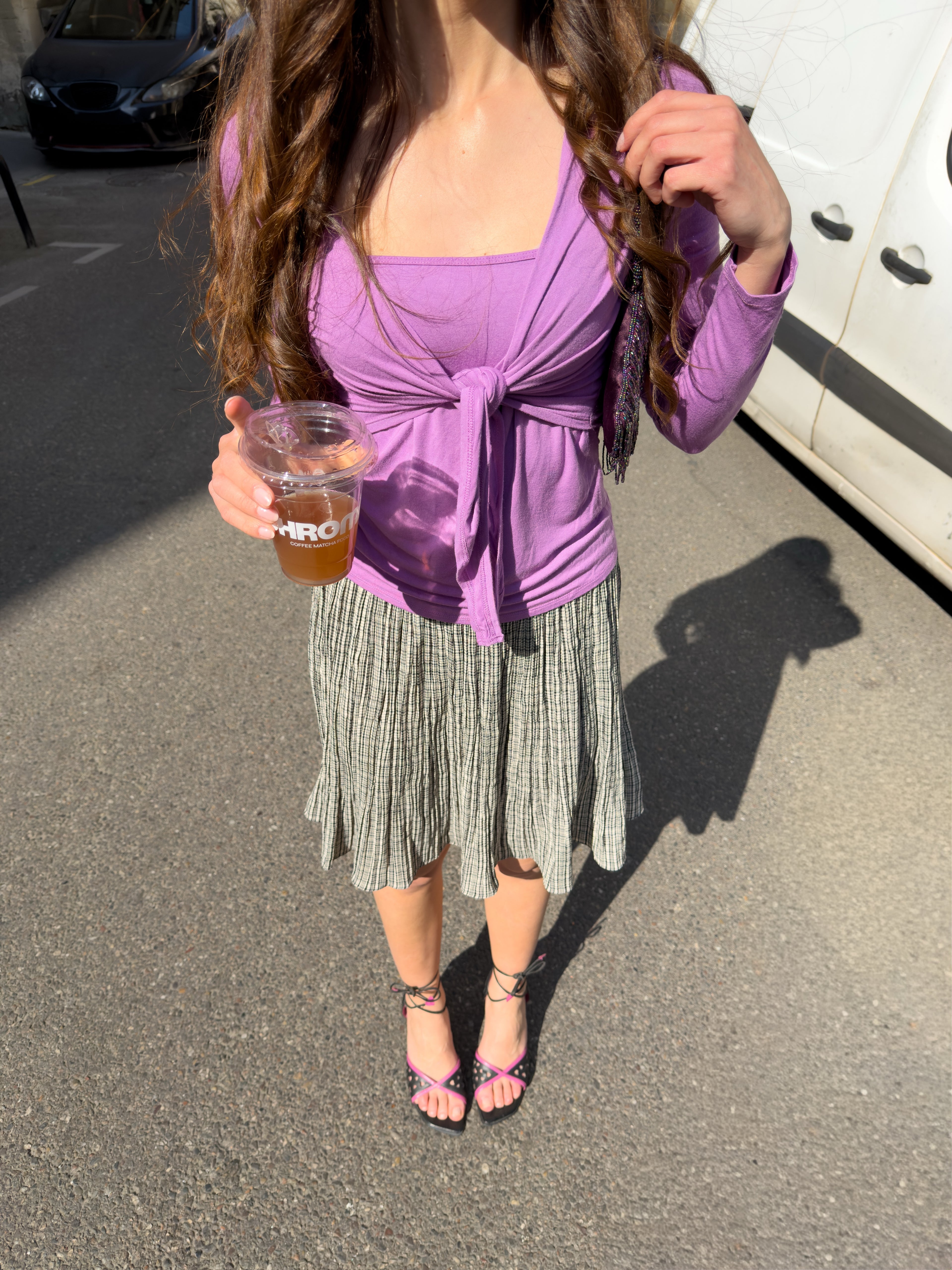 Mazette Vintage Club vous propose un top manches longues couleur lilas à nouer sur le devant. Ce top cache-coeur a été séléctionné pour son potentiel dans un dressing premium. 
Mazette est une friperie basée sur Paris et Bordeaux qui vous propose une séléction Y2K et de vintage intemporel. Cette pièce est disponible exclusivement sur le site internet www.mazettevintageclub.com à l’occasion du premier drop internet de la boutique.