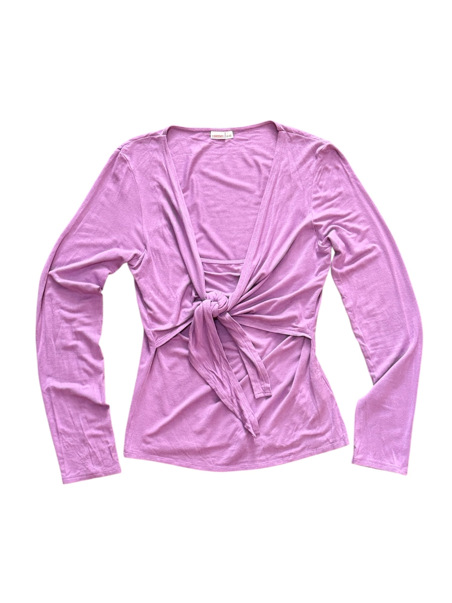 Mazette Vintage Club vous propose un top manches longues couleur lilas à nouer sur le devant. Ce top cache-coeur a été séléctionné pour son potentiel dans un dressing premium. 
Mazette est une friperie basée sur Paris et Bordeaux qui vous propose une séléction Y2K et de vintage intemporel. Cette pièce est disponible exclusivement sur le site internet www.mazettevintageclub.com à l’occasion du premier drop internet de la boutique.