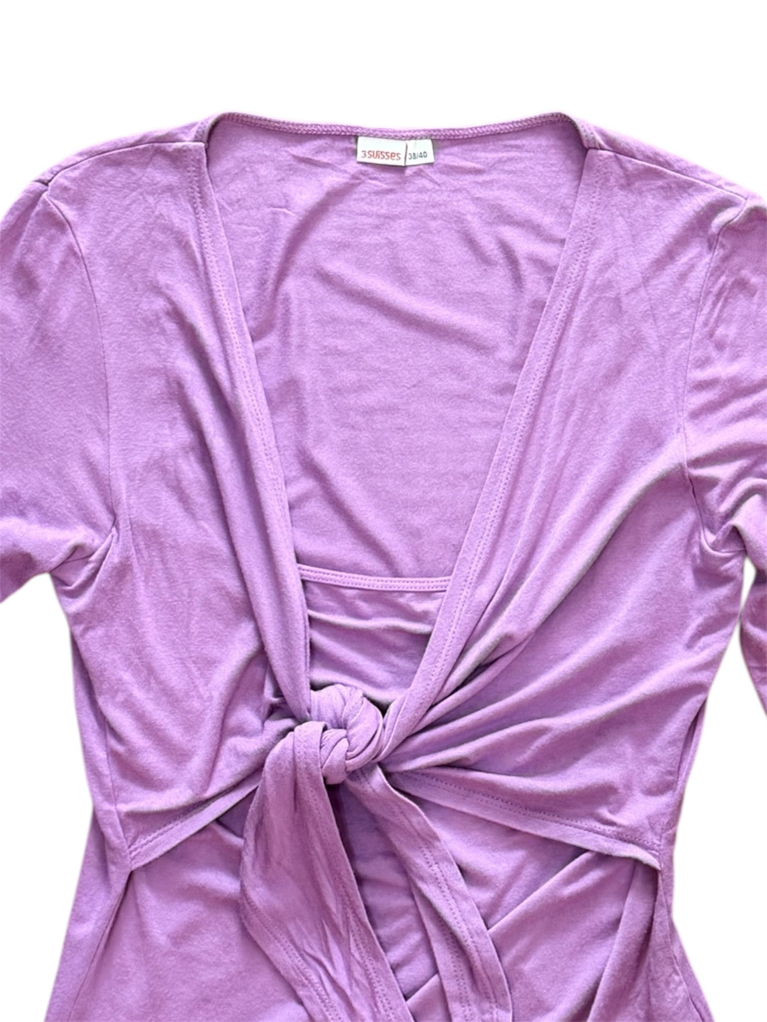 Mazette Vintage Club vous propose un top manches longues couleur lilas à nouer sur le devant. Ce top cache-coeur a été séléctionné pour son potentiel dans un dressing premium. 
Mazette est une friperie basée sur Paris et Bordeaux qui vous propose une séléction Y2K et de vintage intemporel. Cette pièce est disponible exclusivement sur le site internet www.mazettevintageclub.com à l’occasion du premier drop internet de la boutique.