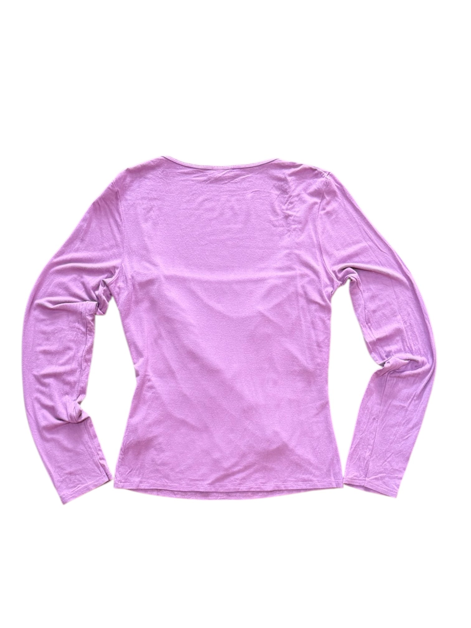 Mazette Vintage Club vous propose un top manches longues couleur lilas à nouer sur le devant. Ce top cache-coeur a été séléctionné pour son potentiel dans un dressing premium. 
Mazette est une friperie basée sur Paris et Bordeaux qui vous propose une séléction Y2K et de vintage intemporel. Cette pièce est disponible exclusivement sur le site internet www.mazettevintageclub.com à l’occasion du premier drop internet de la boutique.