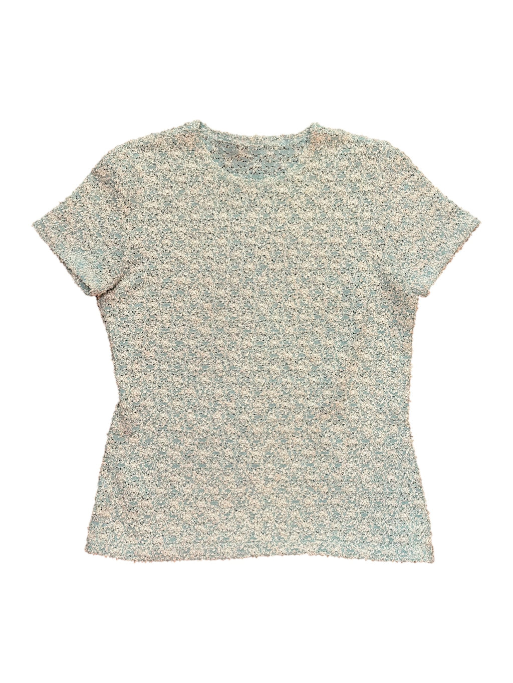 Mazette Vintage Club vous propose un top manches courtes à maille bouclette. Ce t-shirt texturé a été sélectionné pour son potentiel dans un dressing premium. 
Mazette est une friperie basée sur Paris et Bordeaux qui vous propose une séléction Y2K et de vintage intemporel. Cette pièce est disponible exclusivement sur le site internet www.mazettevintageclub.com à l’occasion du premier drop internet de la boutique.