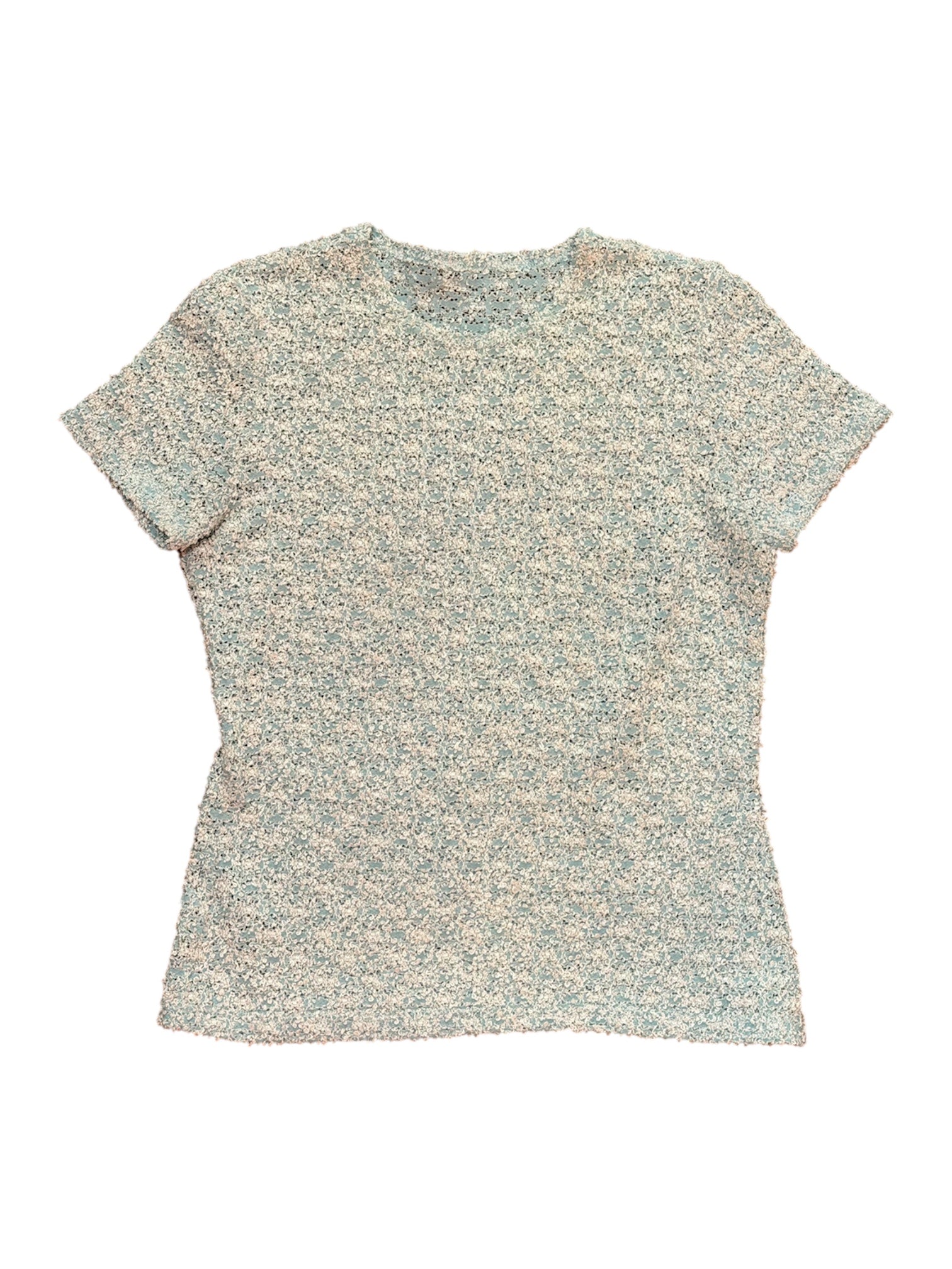 Mazette Vintage Club vous propose un top manches courtes à maille bouclette. Ce t-shirt texturé a été sélectionné pour son potentiel dans un dressing premium. 
Mazette est une friperie basée sur Paris et Bordeaux qui vous propose une séléction Y2K et de vintage intemporel. Cette pièce est disponible exclusivement sur le site internet www.mazettevintageclub.com à l’occasion du premier drop internet de la boutique.