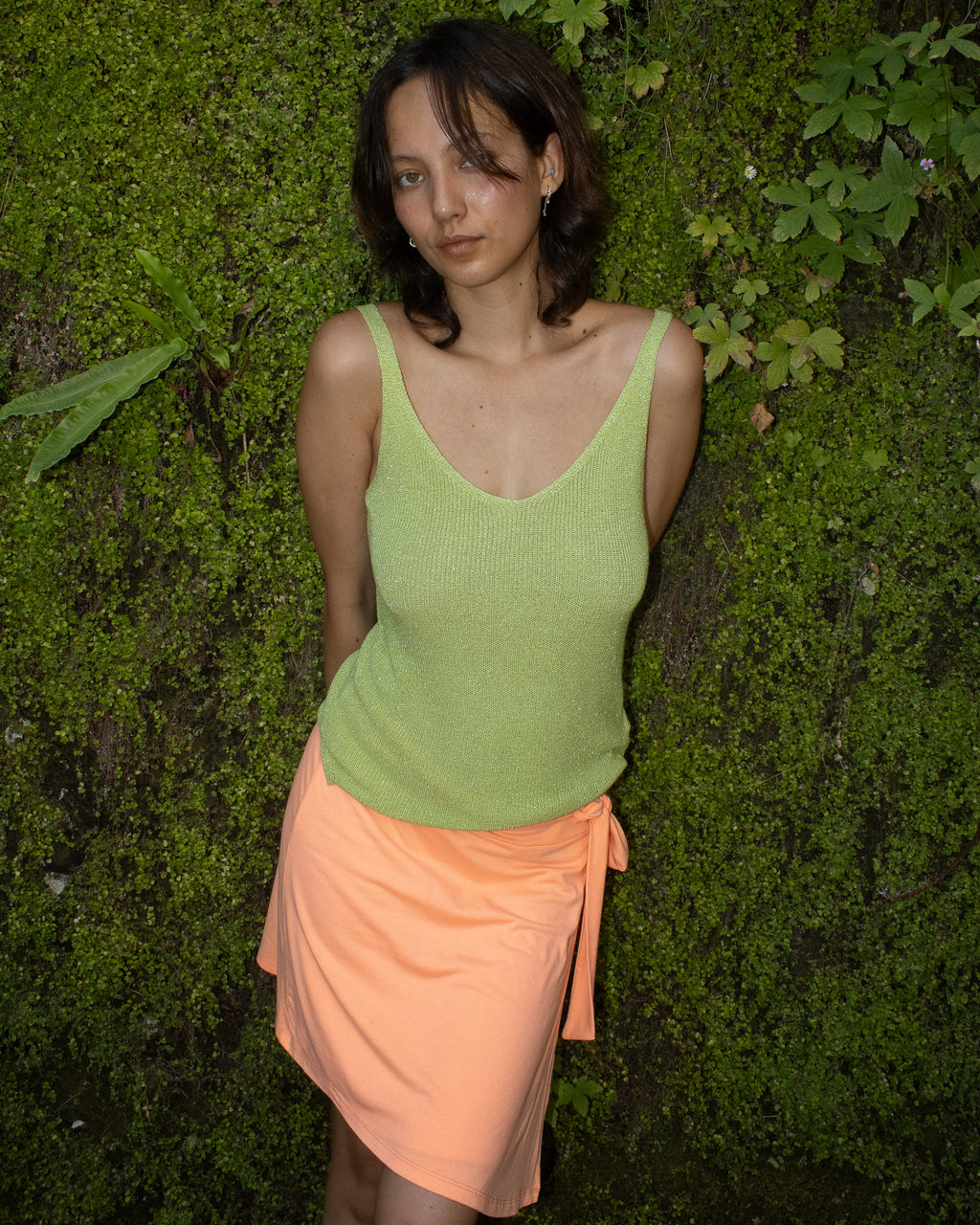 Mazette Vintage Club vous propose un top en maille vert pailleté en taille unique.
Mazette est une friperie basée sur Paris et Bordeaux qui vous propose une sélection Y2K et de vintage intemporel. Cette pièce est disponible sur le site internet www.mazettevintageclub.com mais également à la friperie bordelaise Canaille Vintage située au 39 rue des Bahutiers dans le quartier Saint-Pierre, à l’occasion de la sortie de la collection Jelly qui se fait en collaboration avec les deux marques.