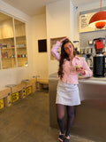 Mazette Vintage Club vous propose cette veste courte rose pastel aux inspirations de Chanel 90’s avec ses fameuses vestes en tweed . La veste a été séléctionné pour son potentiel dans un dressing premium. 
Mazette est une friperie basée sur Paris et Bordeaux qui vous propose une séléction Y2K et de vintage intemporel. Cette pièce est disponible exclusivement sur le site internet www.mazettevintageclub.com à l’occasion du premier drop internet de la boutique.